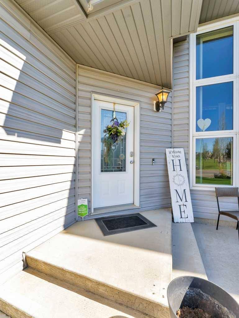 Medicine Hat, AB T1B 4T1,447 Vista DR SE