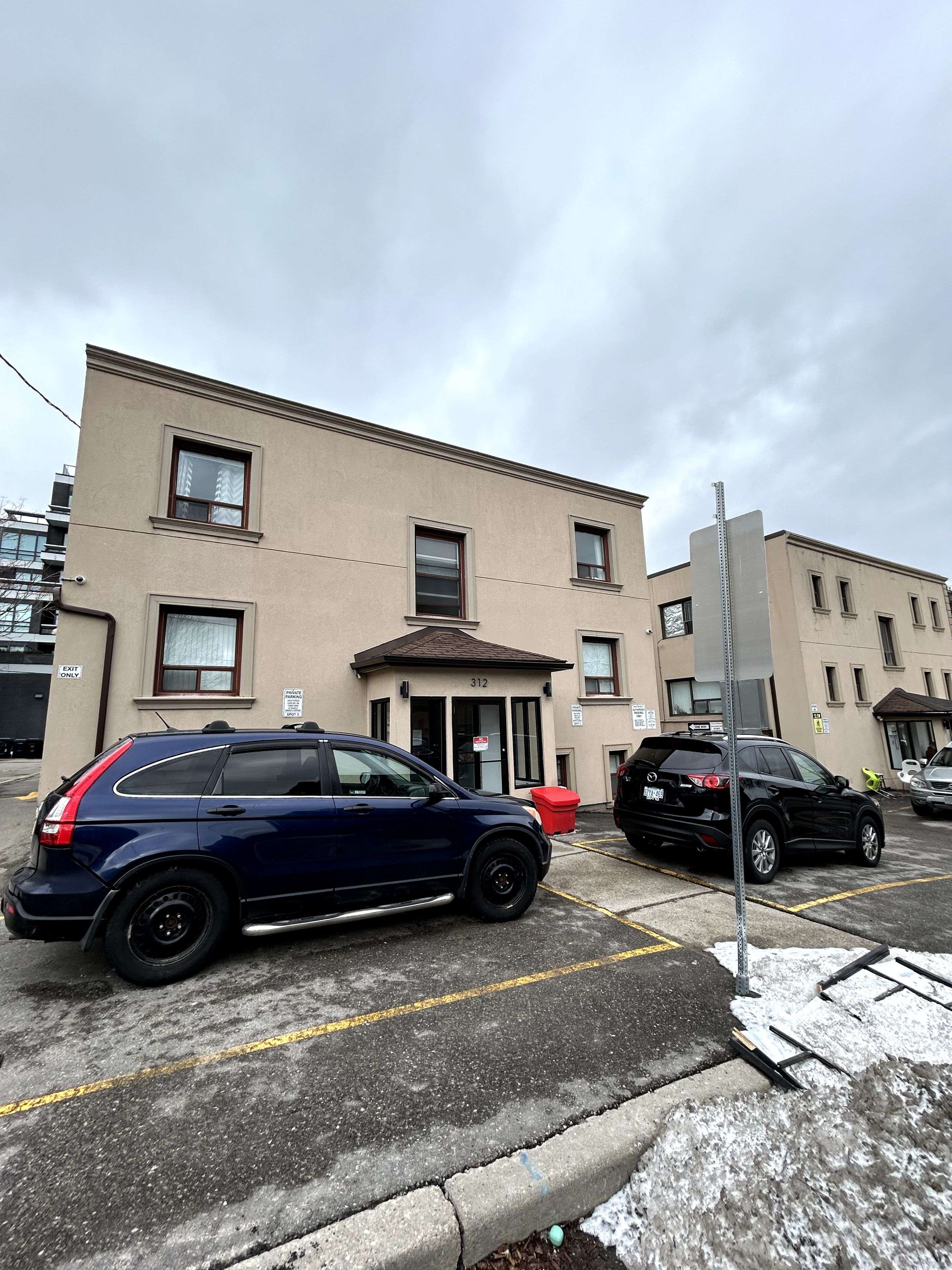 Toronto C04, ON M5M 1H1,312 Douglas AVE #202