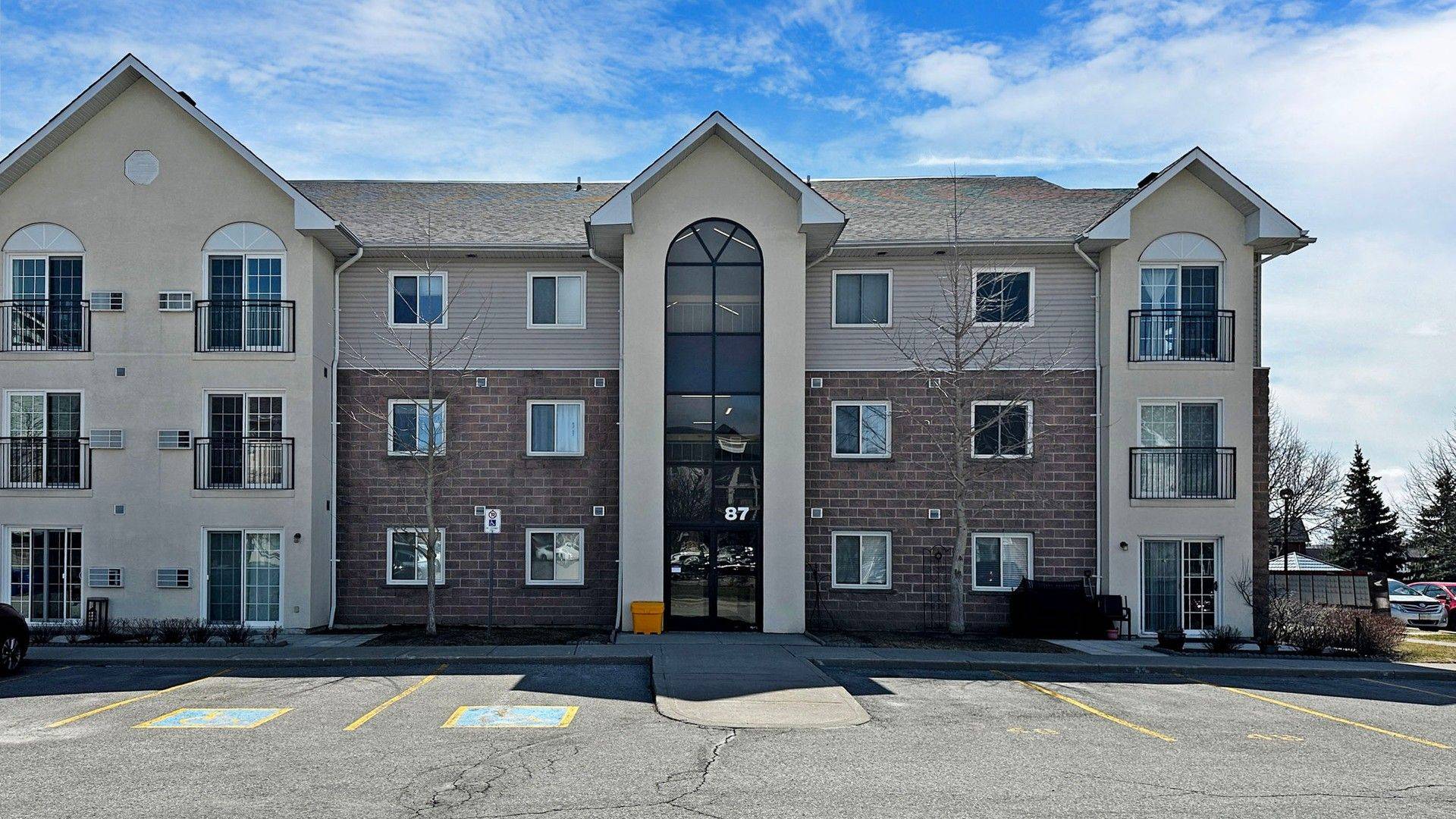 87 Aspen Springs DR #207, Clarington, ON L1C 5J8