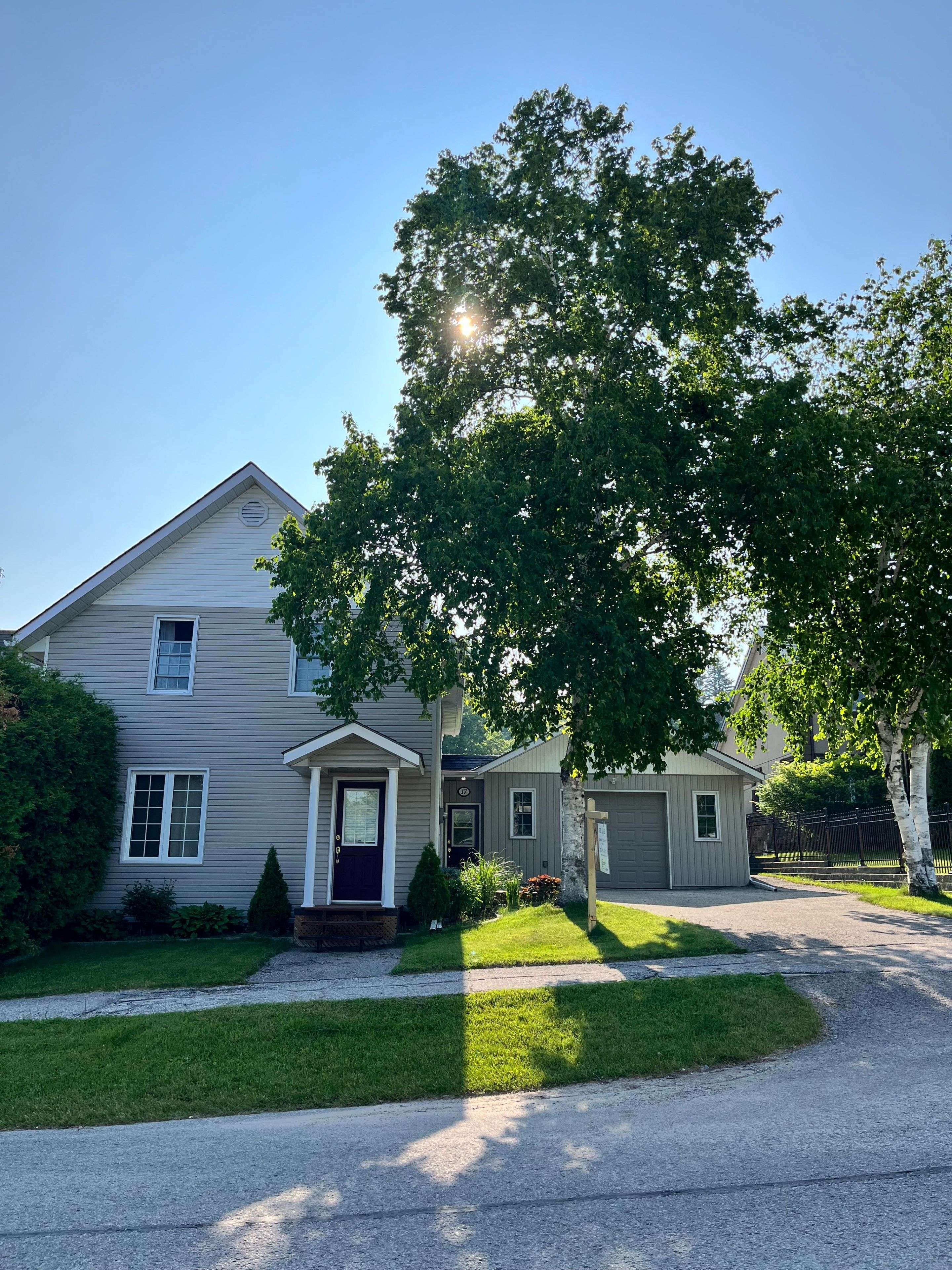 17 Peel ST, Penetanguishene, ON L9M 1A5