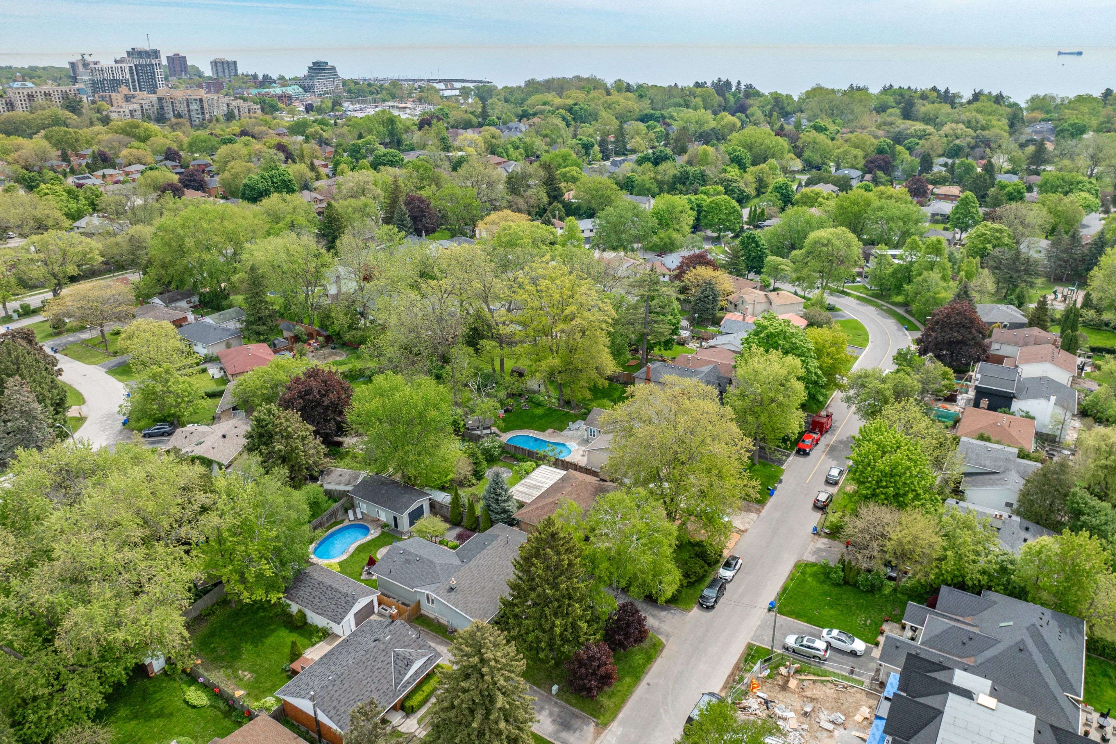 Oakville, ON L6L 2Z1,213 Mohawk RD