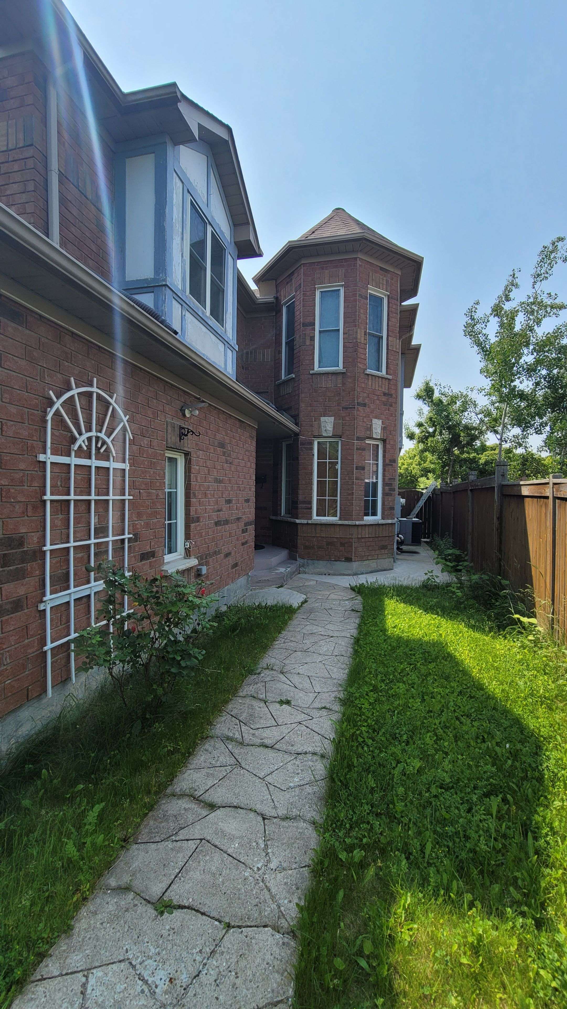 Brampton, ON L6R 2M3,144 Sandyshores DR W