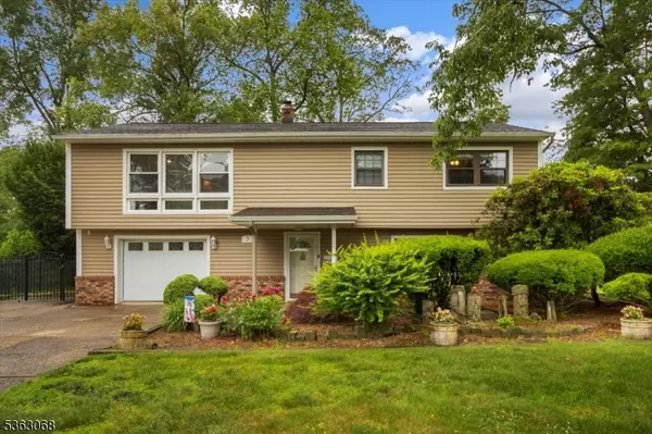5 Edgewood Ct, Ringwood Boro, NJ 07456