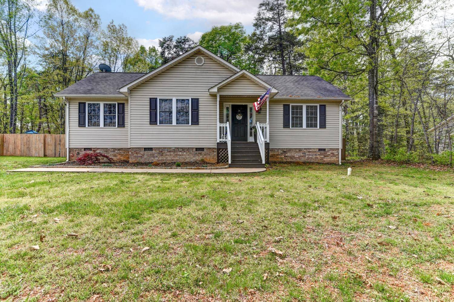 531 Log Cabin RD, Appomattox, VA 24522
