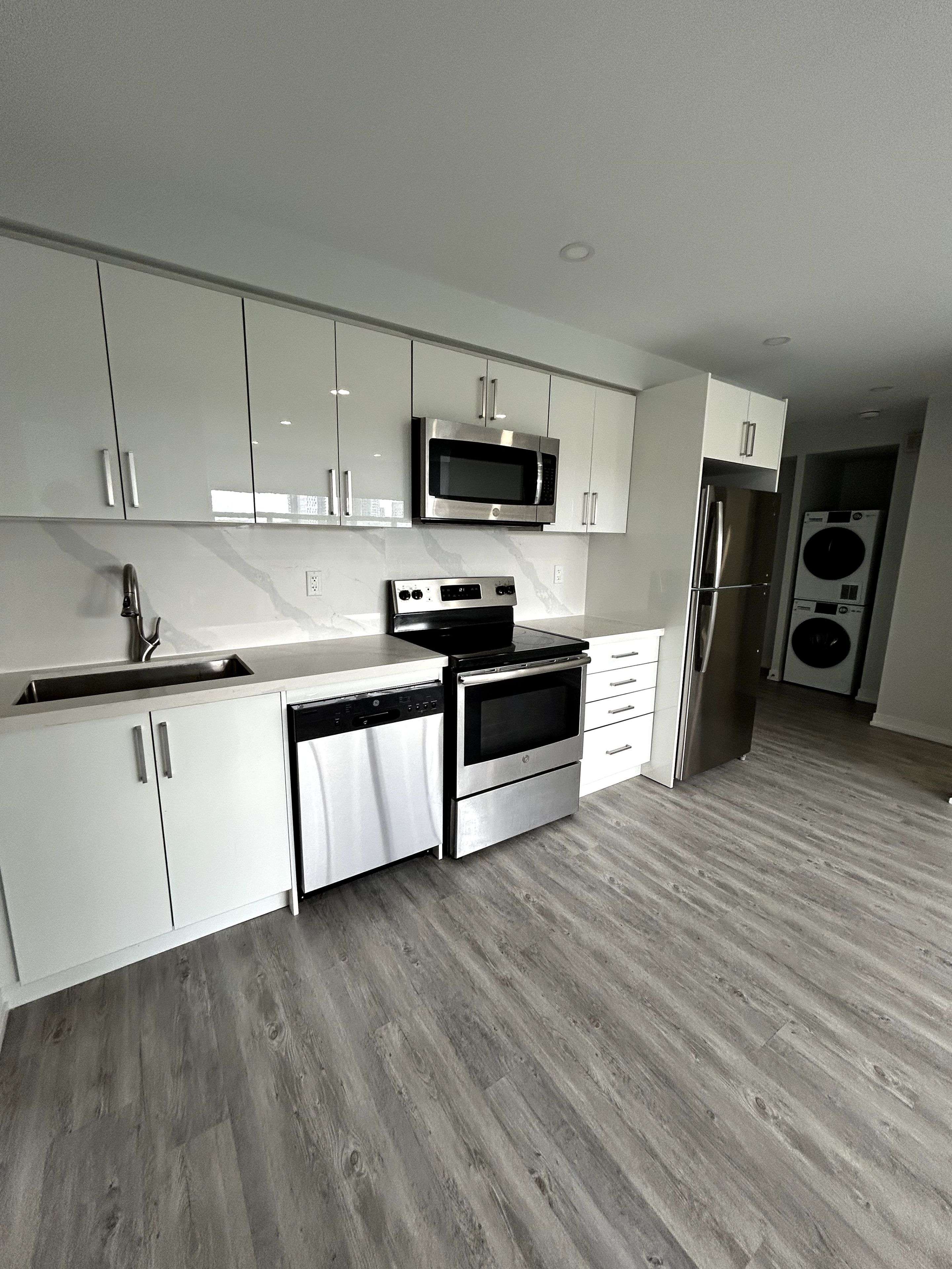 15 Walmer RD #402, Toronto C02, ON M5R 2X1