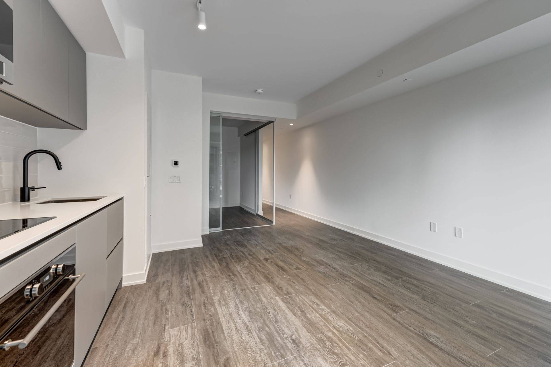 Toronto C10, ON M4P 1V3,117 Broadway AVE #305