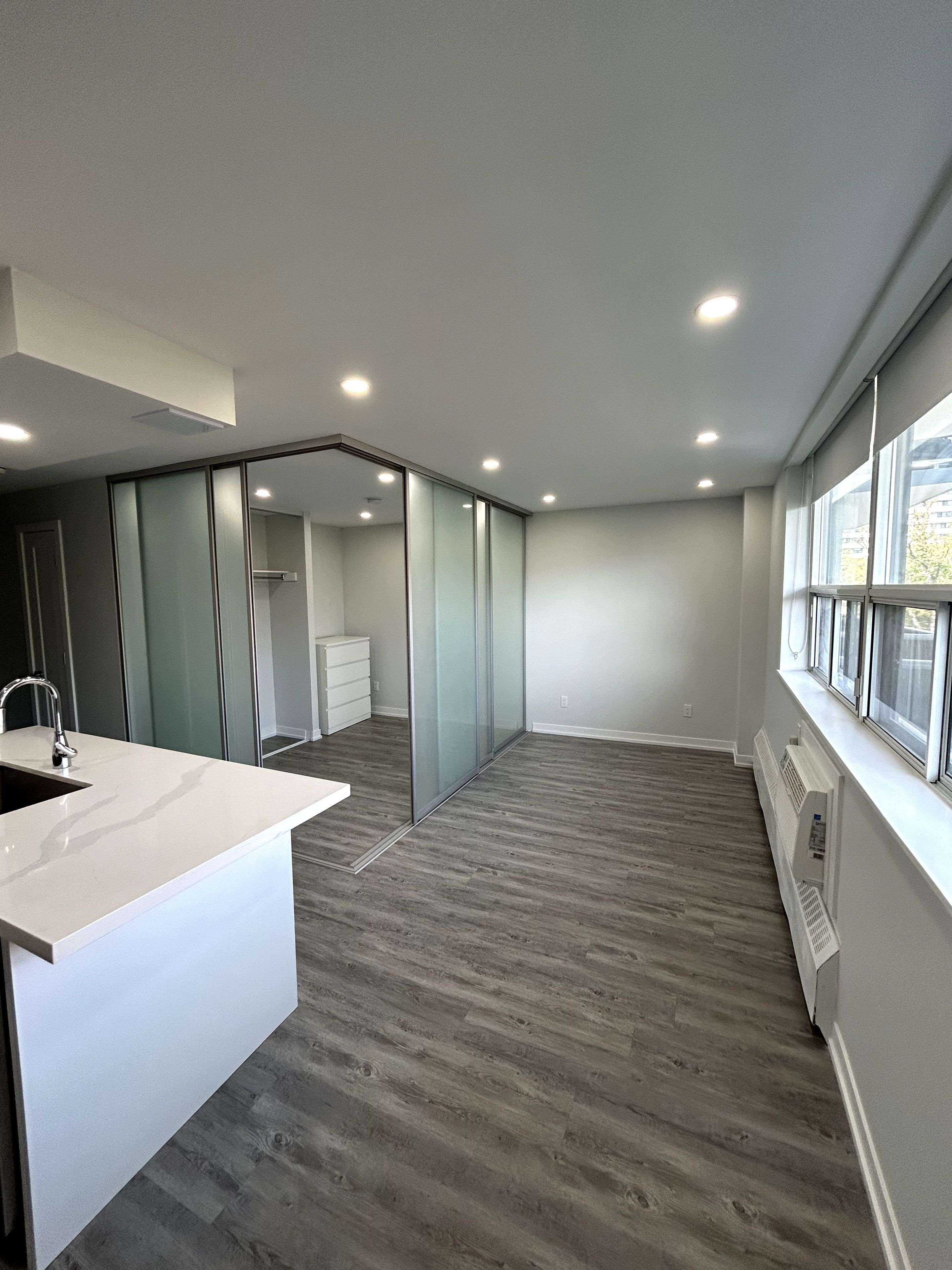 15 Walmer RD #104, Toronto C02, ON M5R 2X1