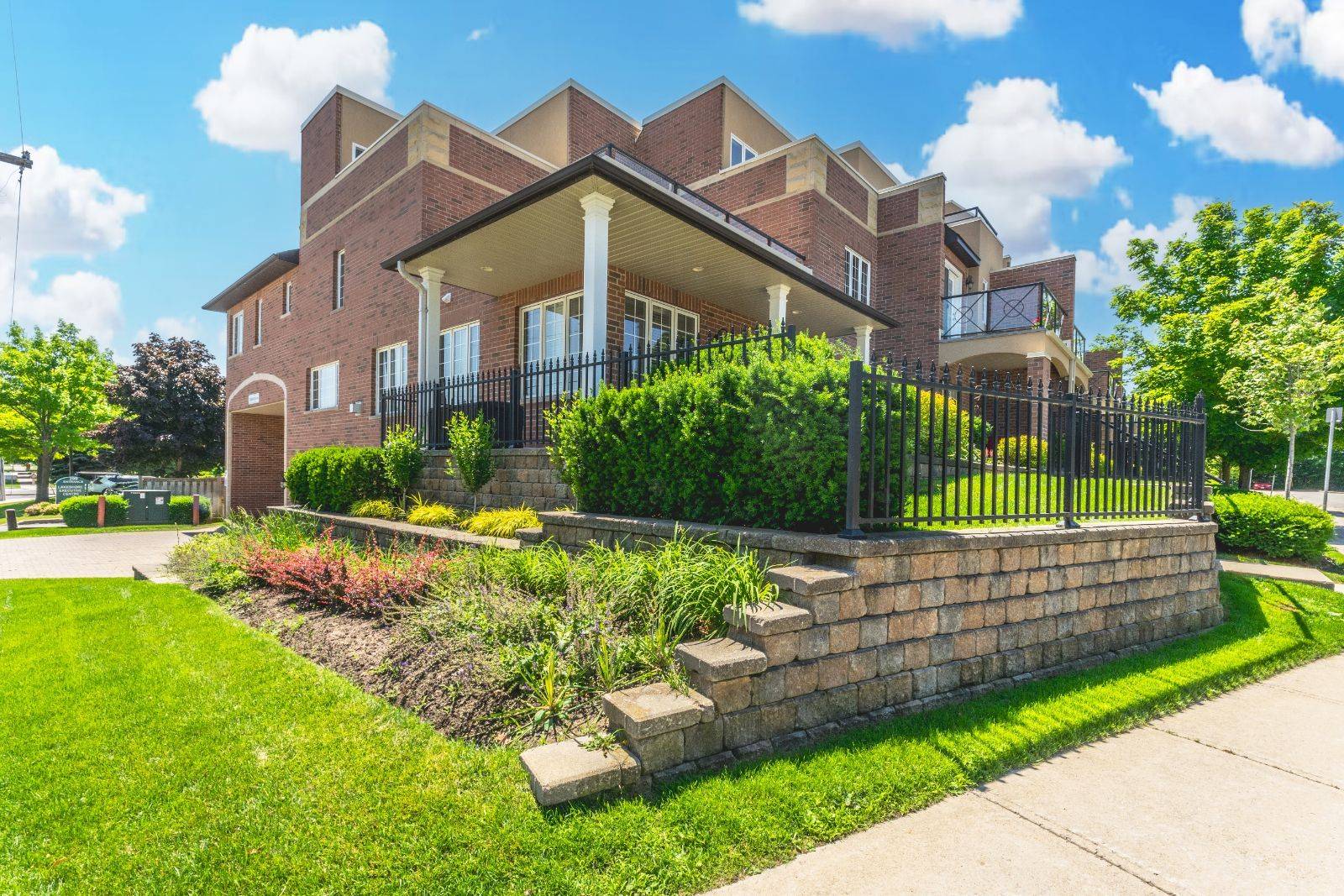 Barrie, ON L4N 5A2,27 White Oaks RD