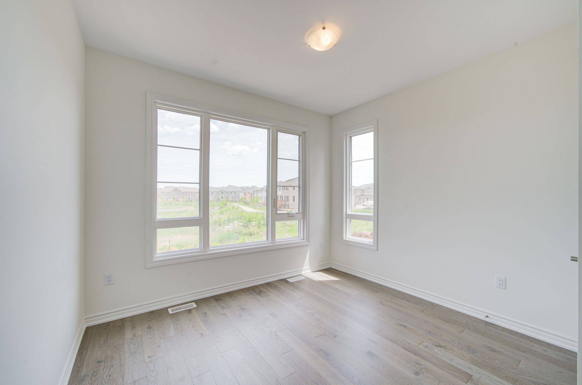 Oakville, ON L6H 8C1,1220 Dartmouth CRES #8