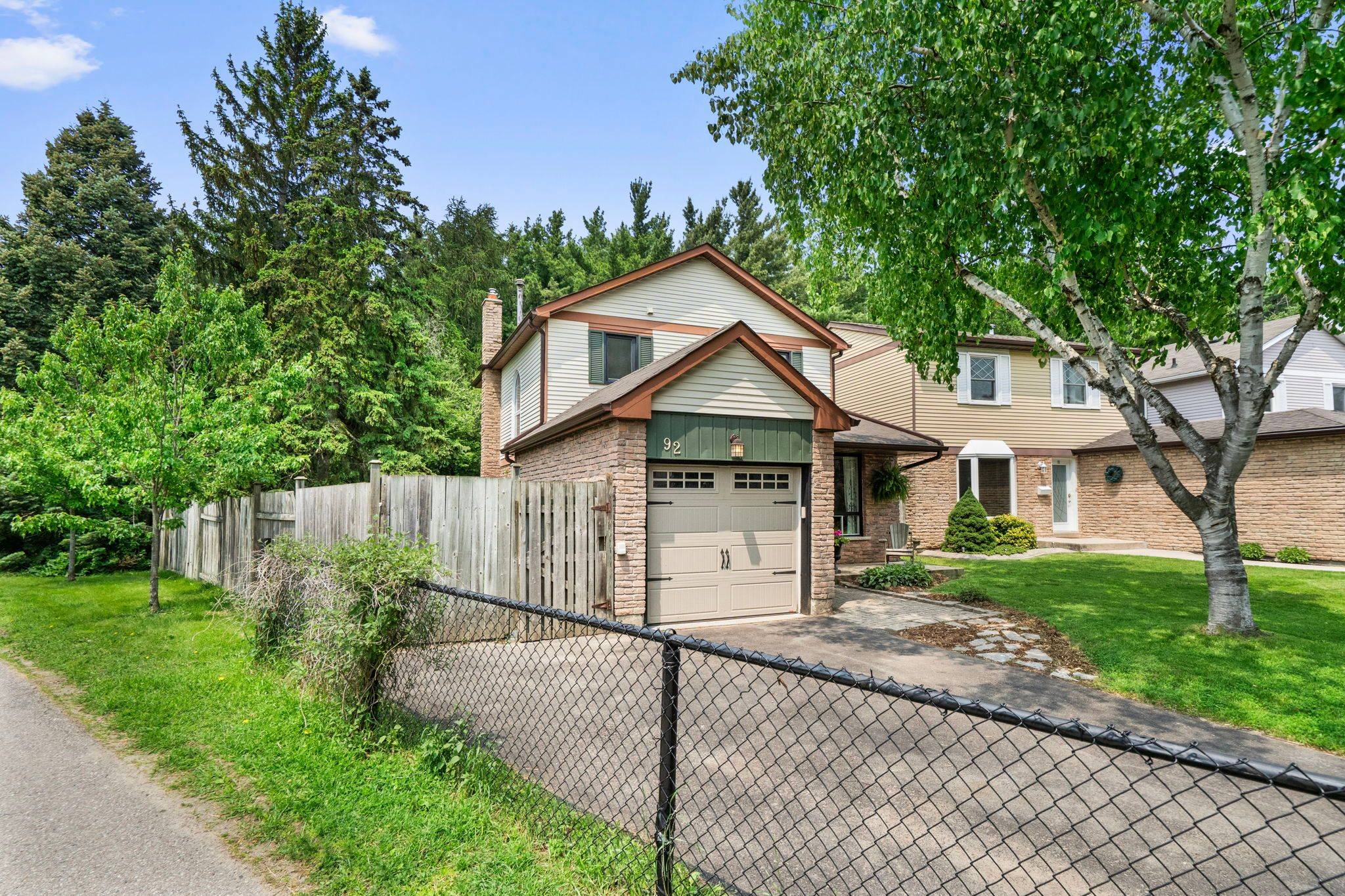 Brampton, ON L6Z 1N8,92 Rawling CRES