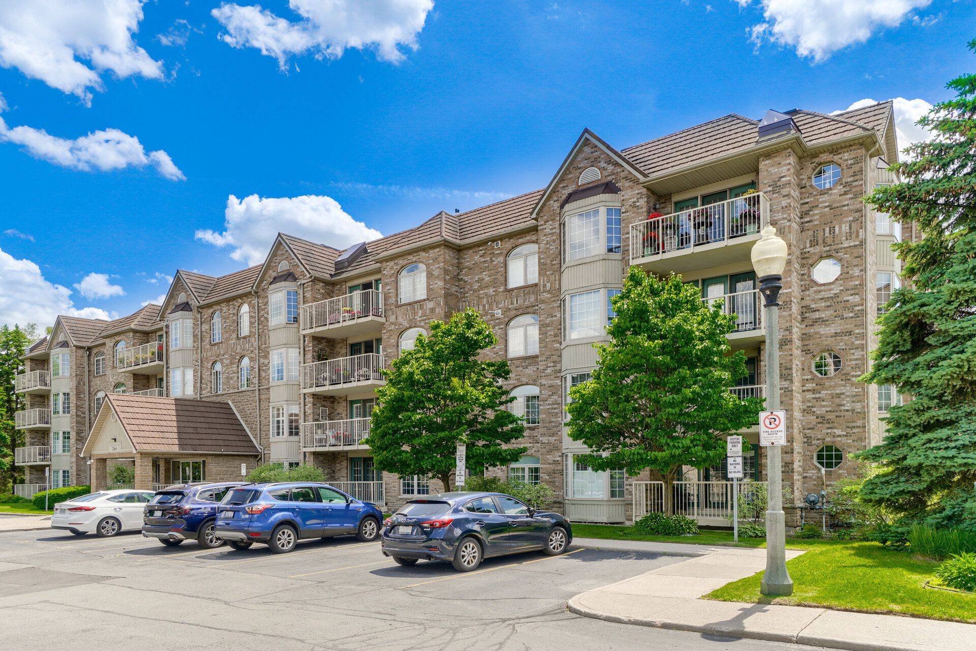 Burlington, ON L7T 4K8,216 Plains RD W #A304