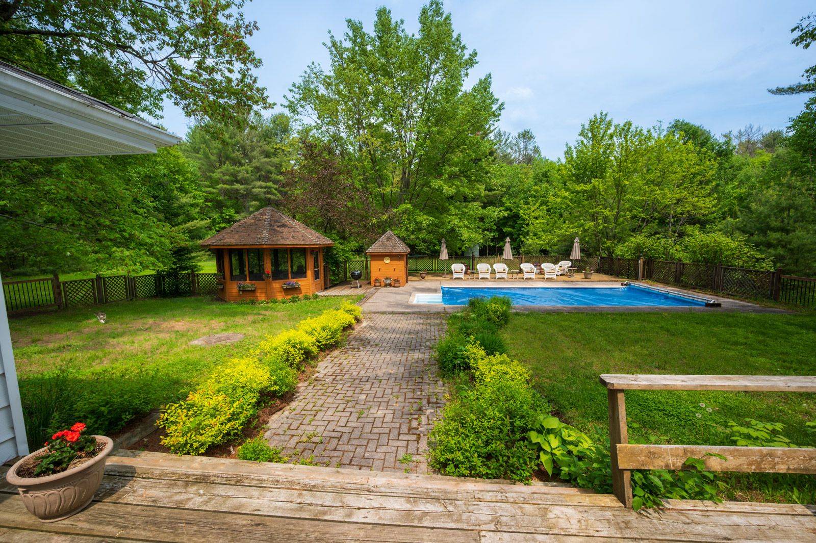 Huntsville, ON P1H 2N5,1216 Ravenscliffe RD