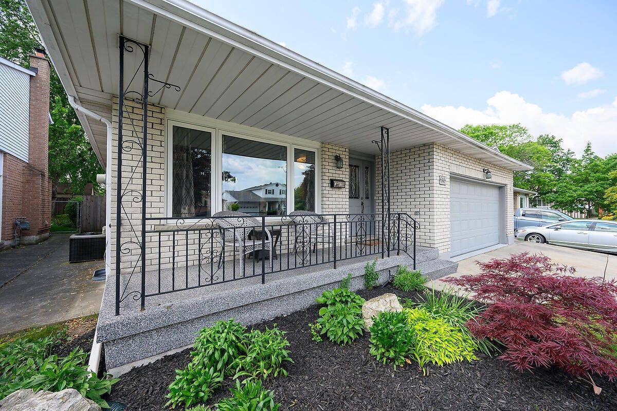 Hamilton, ON L8E 3Z4,4 Bing CRES