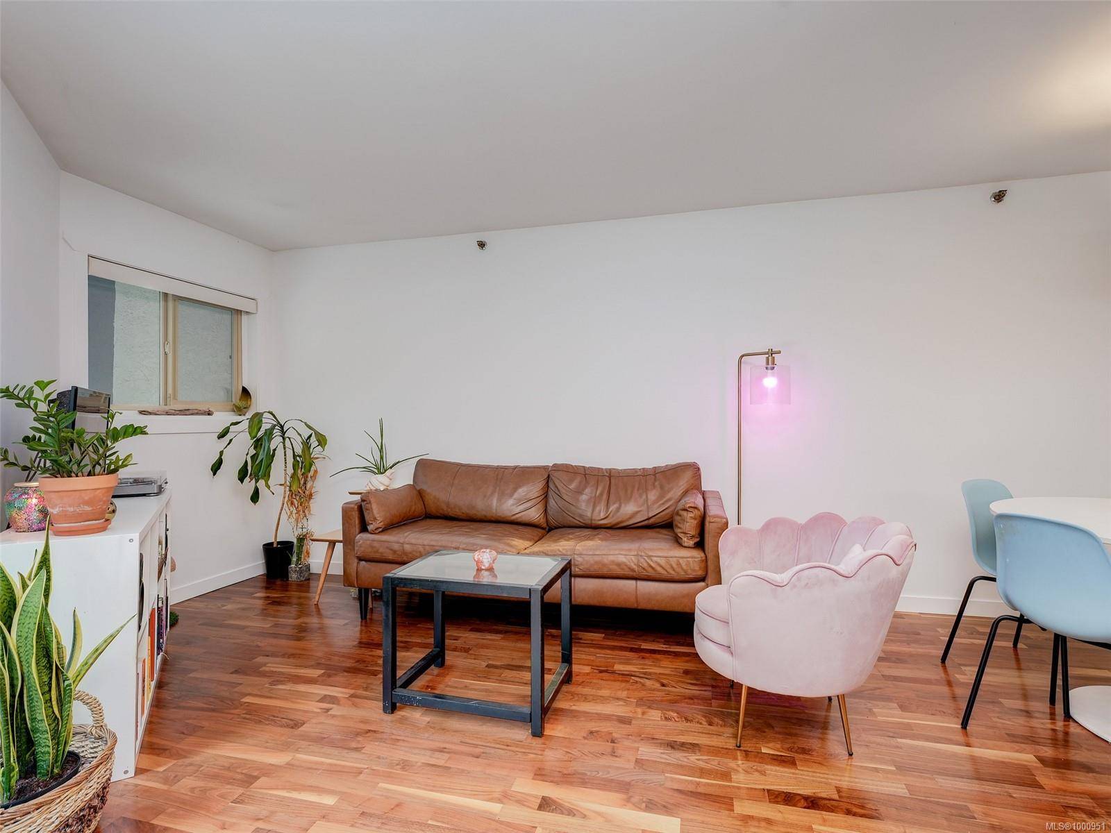 Victoria, BC V8V 3B3,1241 Fairfield Rd #107