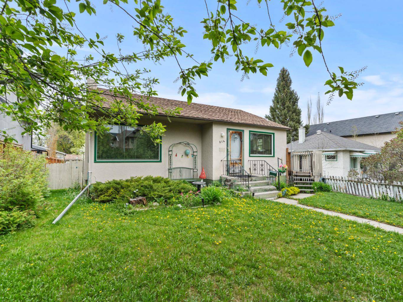 Calgary, AB T2M 2C9,214 26 AVE NW