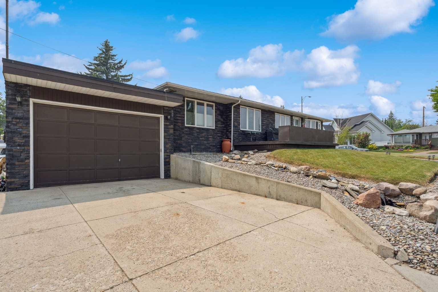 Calgary, AB T2V 2A1,25 Manor RD SW