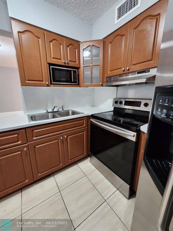 Oakland Park, FL 33309,212 Lake Point Dr  #211
