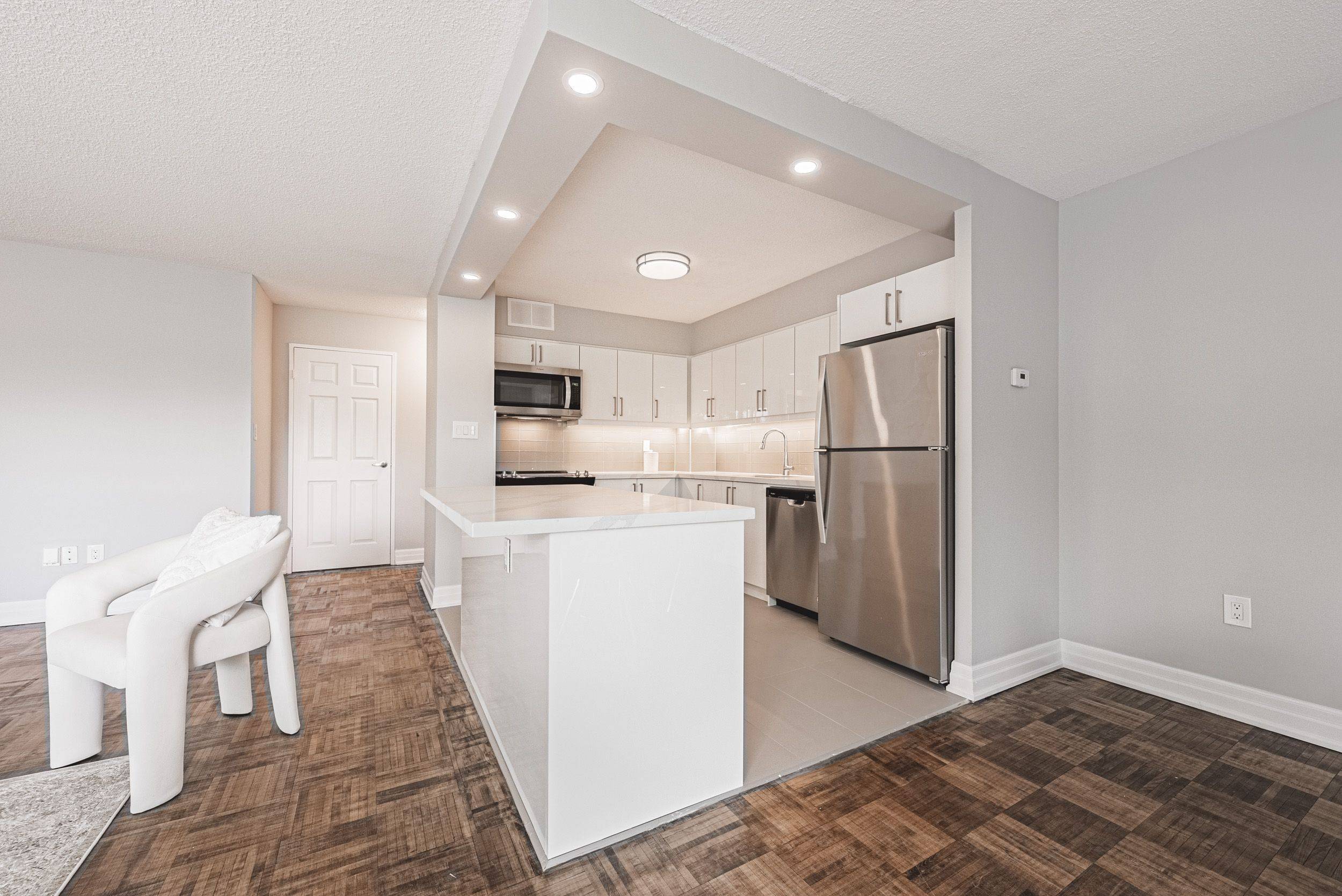 Oakville, ON L6L 5H1,2220 Marine DR #301