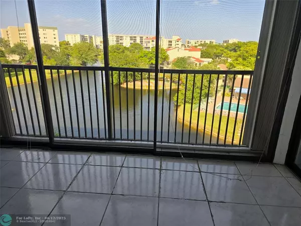 Pompano Beach, FL 33069,2334 S Cypress Bend Dr #608