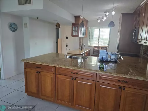 Pompano Beach, FL 33069,2334 S Cypress Bend Dr #608