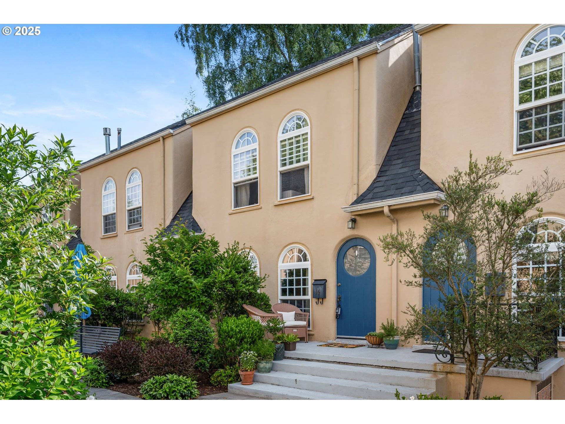 Portland, OR 97212,909 NE BRAZEE ST #16