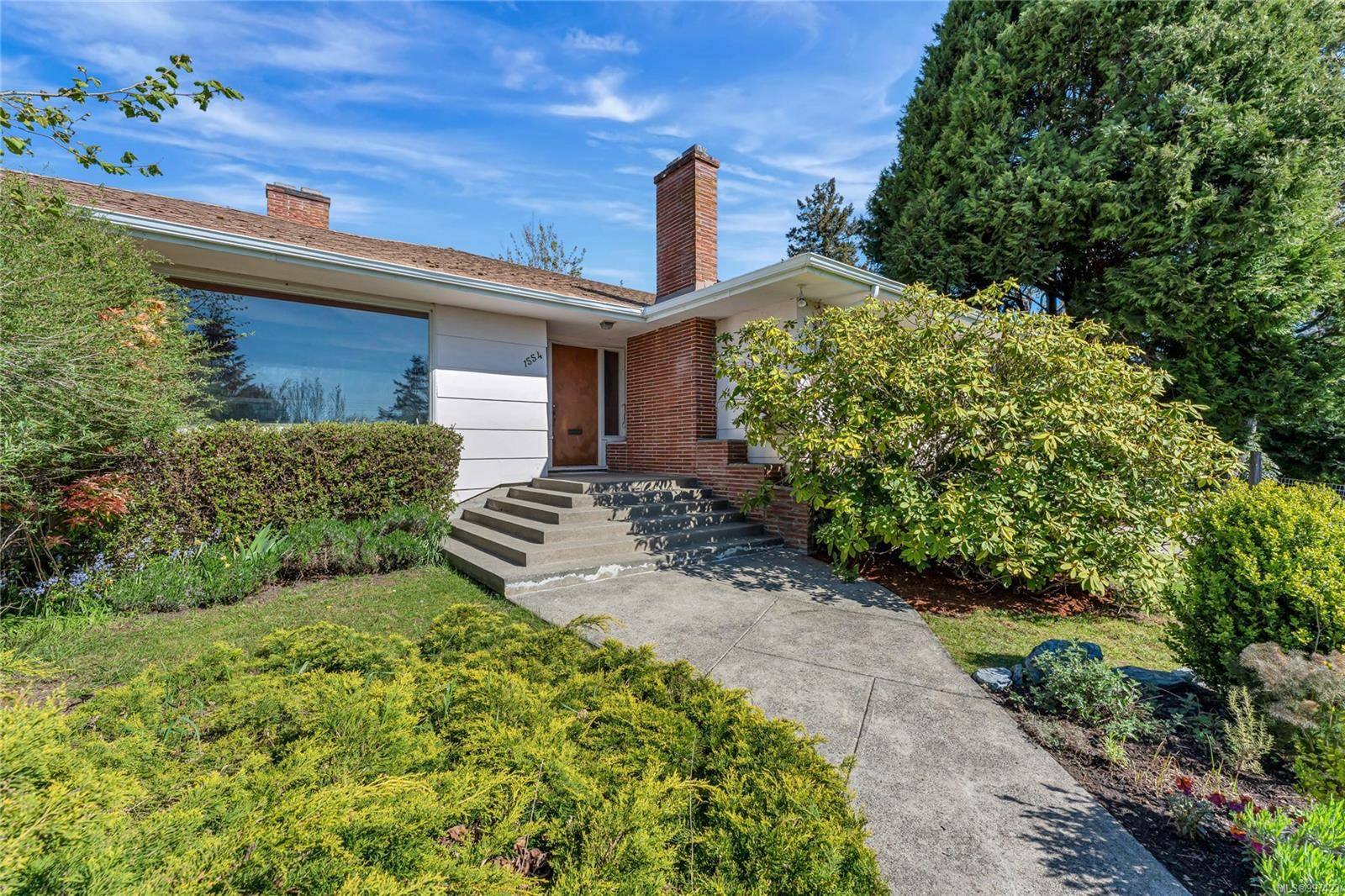 1554 Montgomery Ave, Victoria, BC V8S 1T4