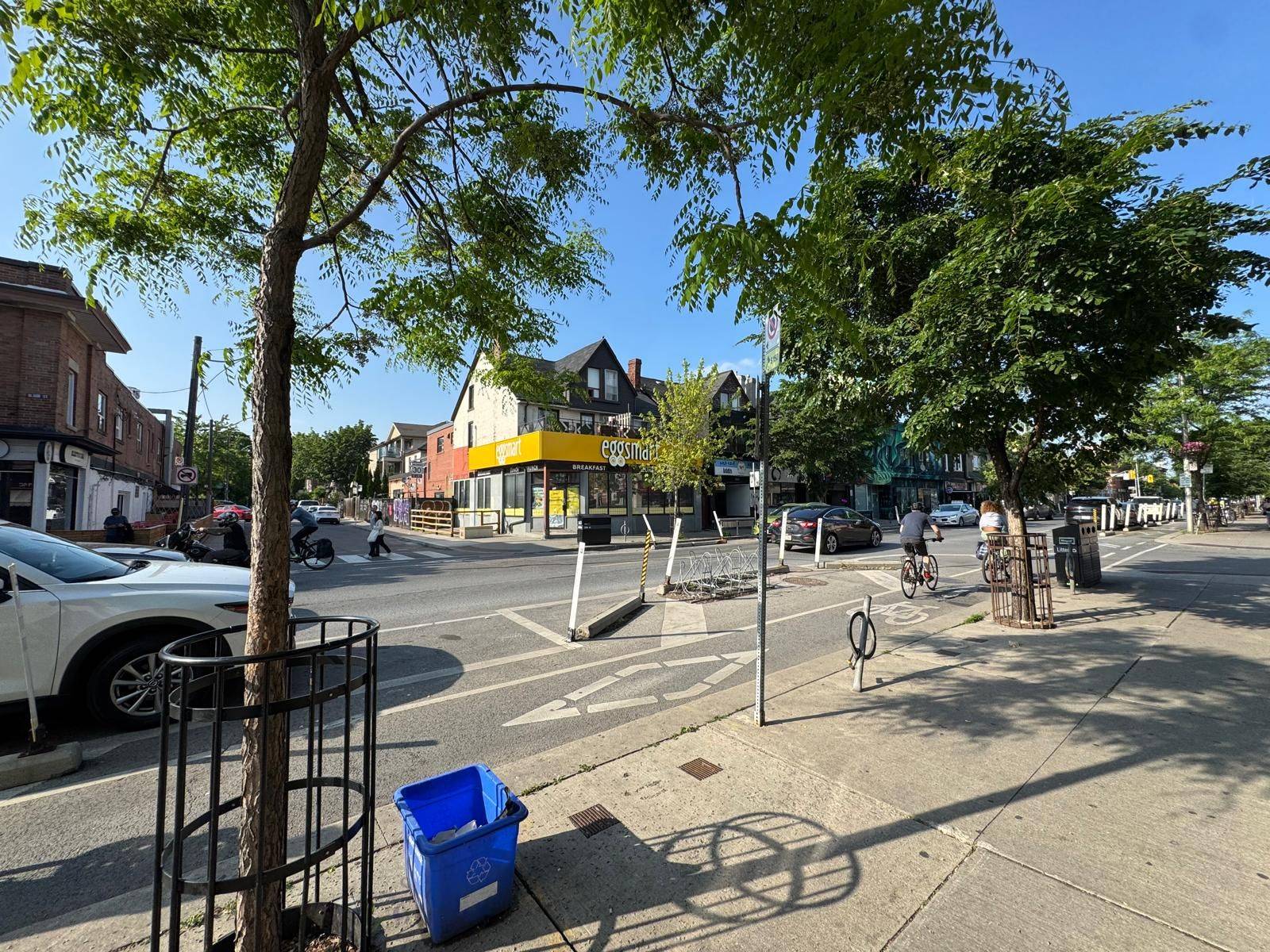Toronto C01, ON M6G 1M4,863 Bloor ST W