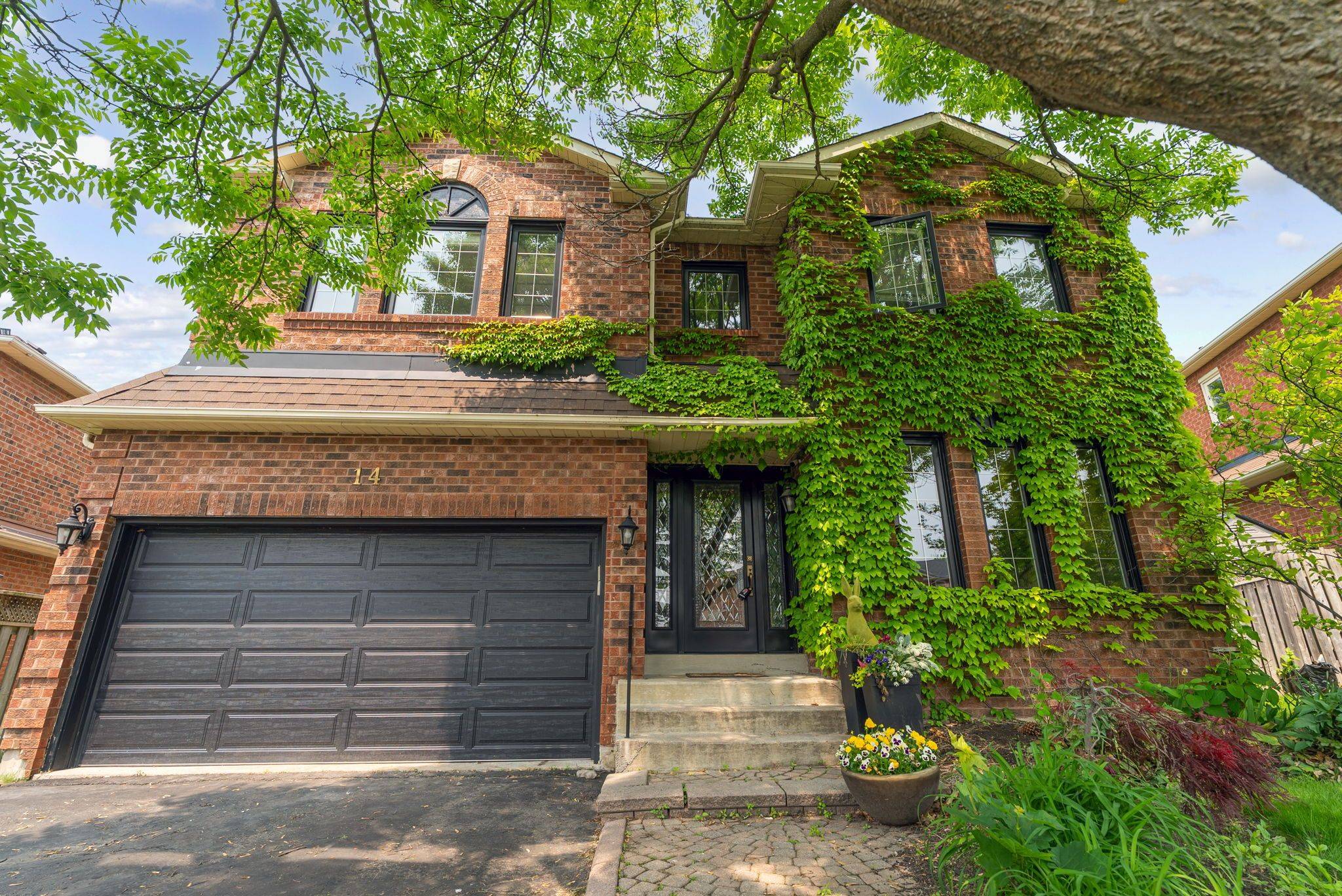 14 Lismer DR, Whitby, ON L1N 9A3
