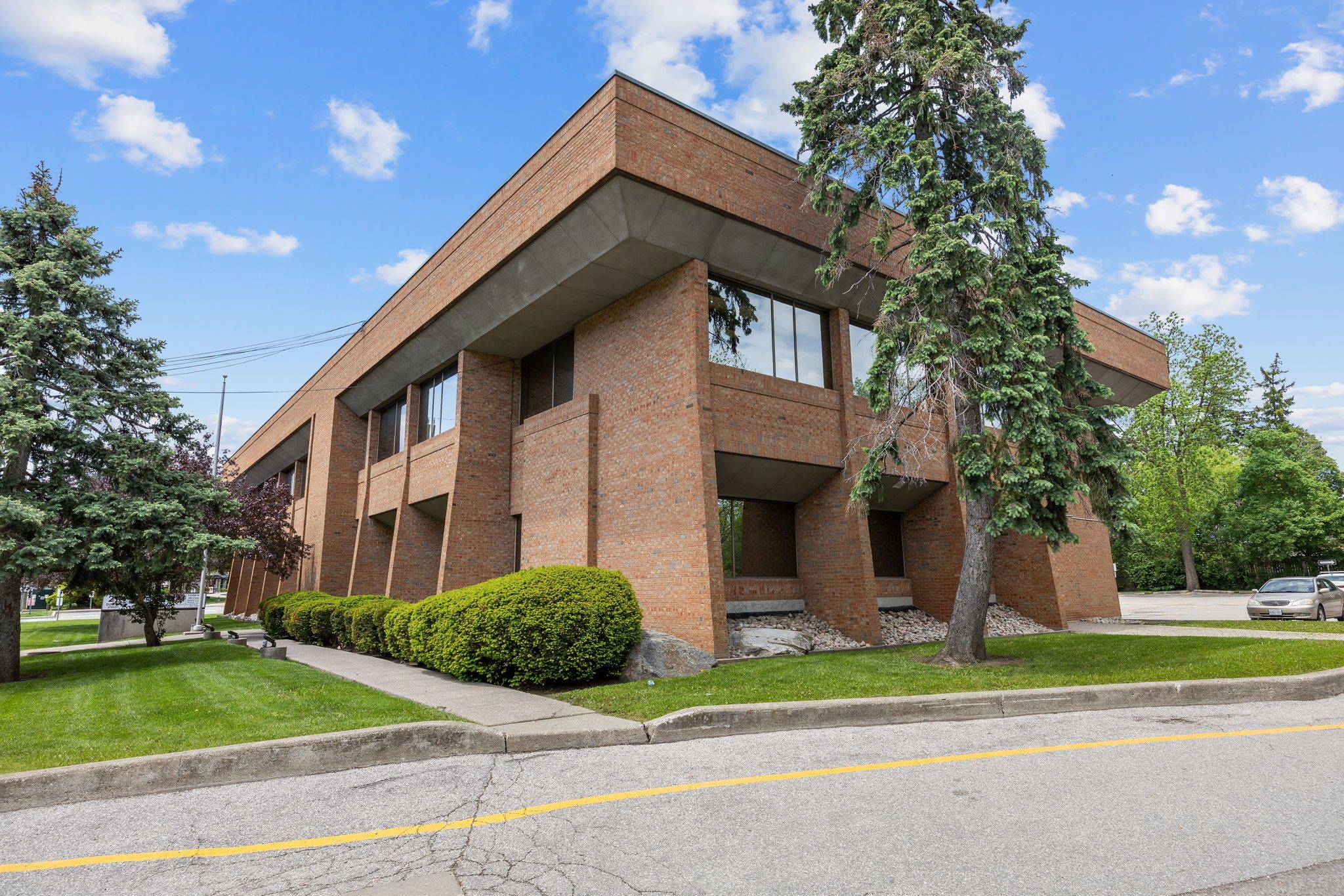 Richmond Hill, ON L4C 2M6,21 Dunlop ST