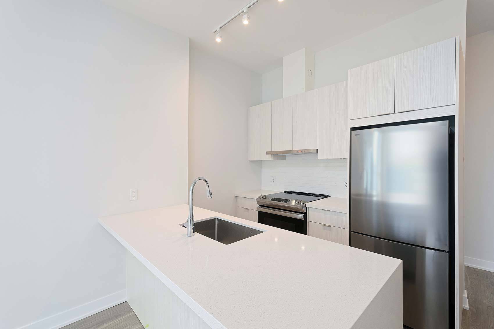 Mississauga, ON L5B 0L6,430 Square One DR