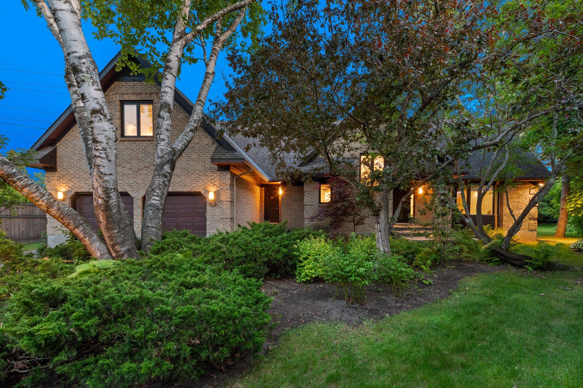 21 Woodfern CT, South Of Baseline To Knoxdale, ON K2H 8Y9