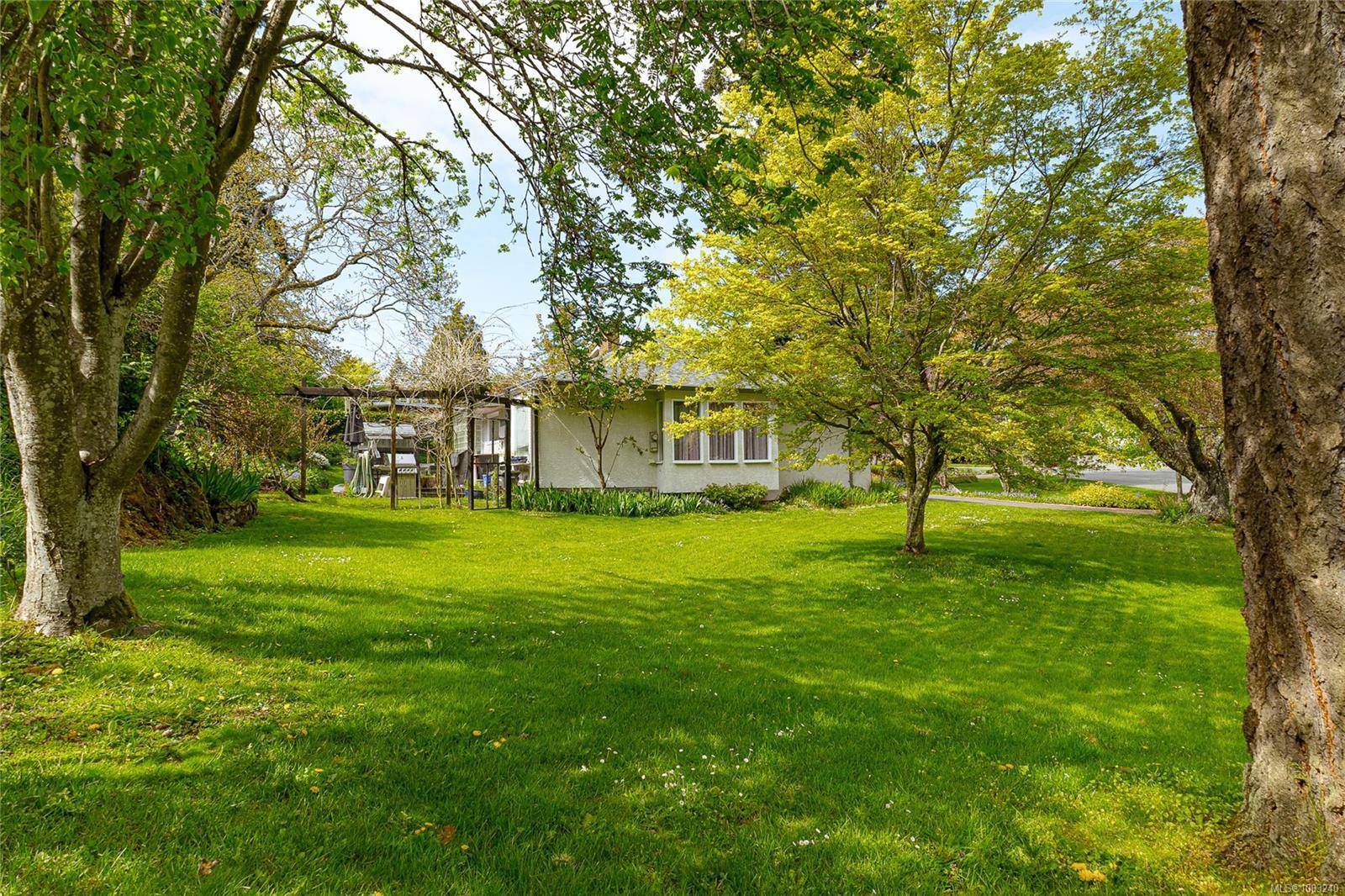 Esquimalt, BC V9A 4M6,886 Cunningham Rd
