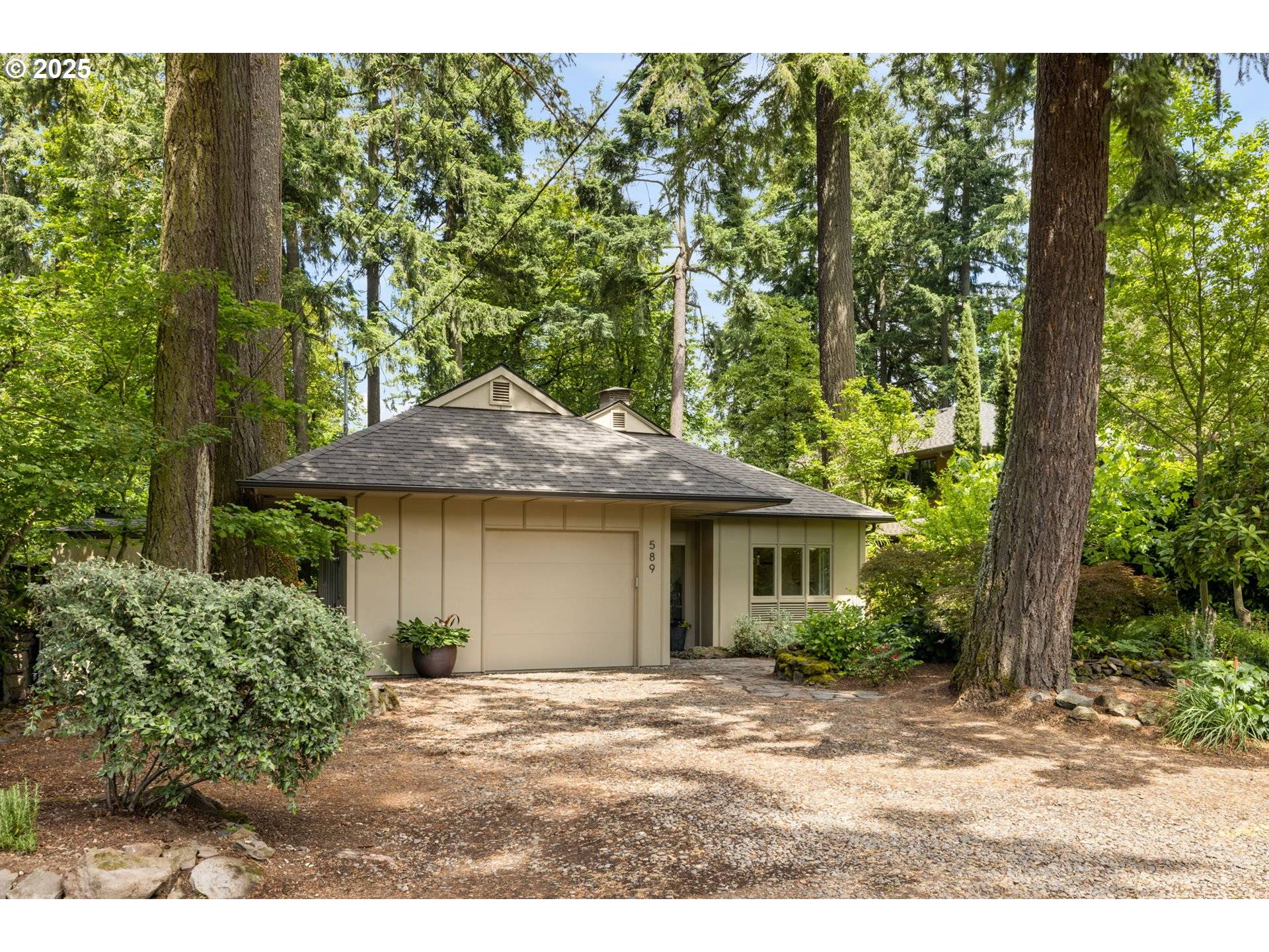 Lake Oswego, OR 97034,589 RIDGEWAY RD