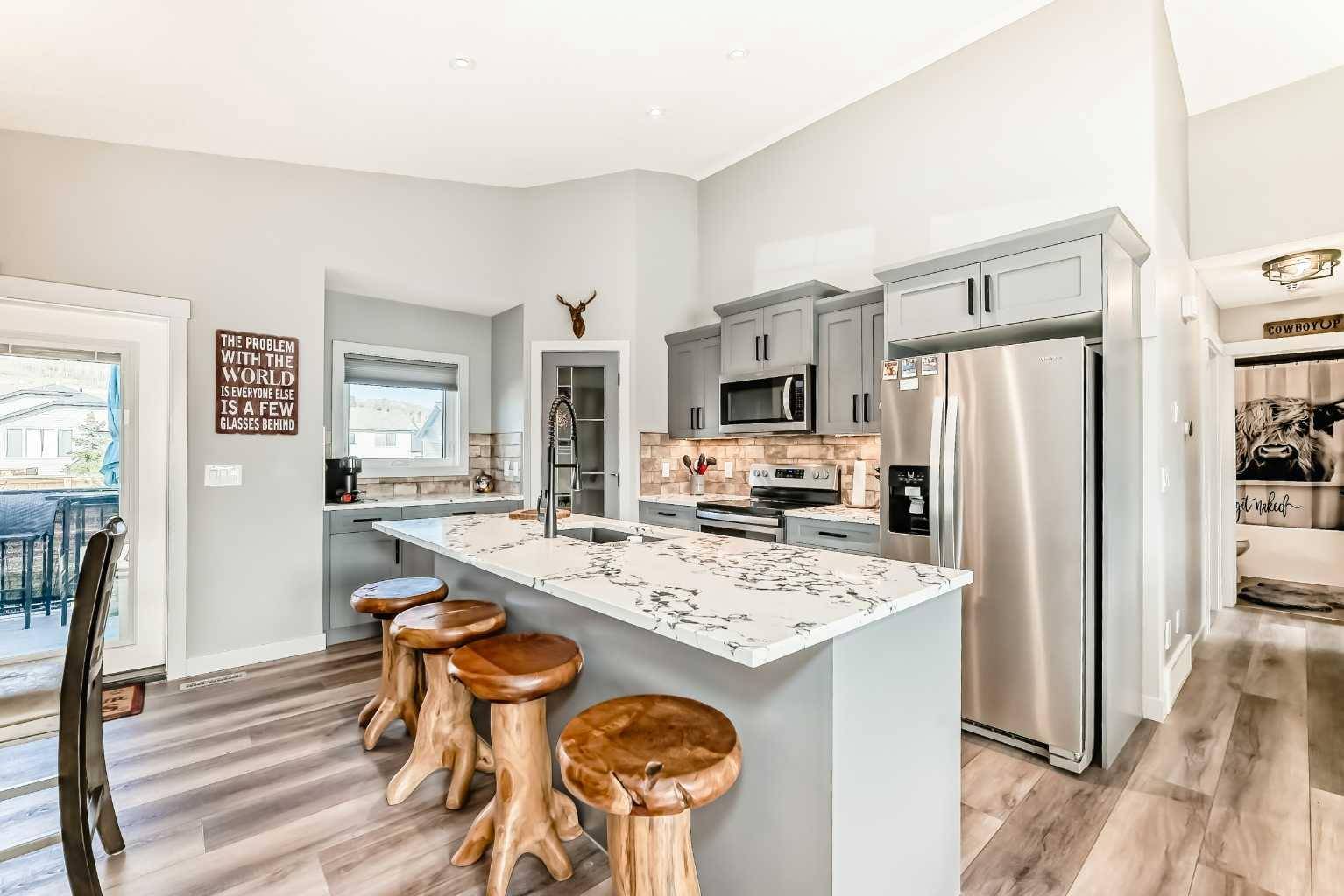 Diamond Valley, AB T0L 2A0,208 Regent Rd