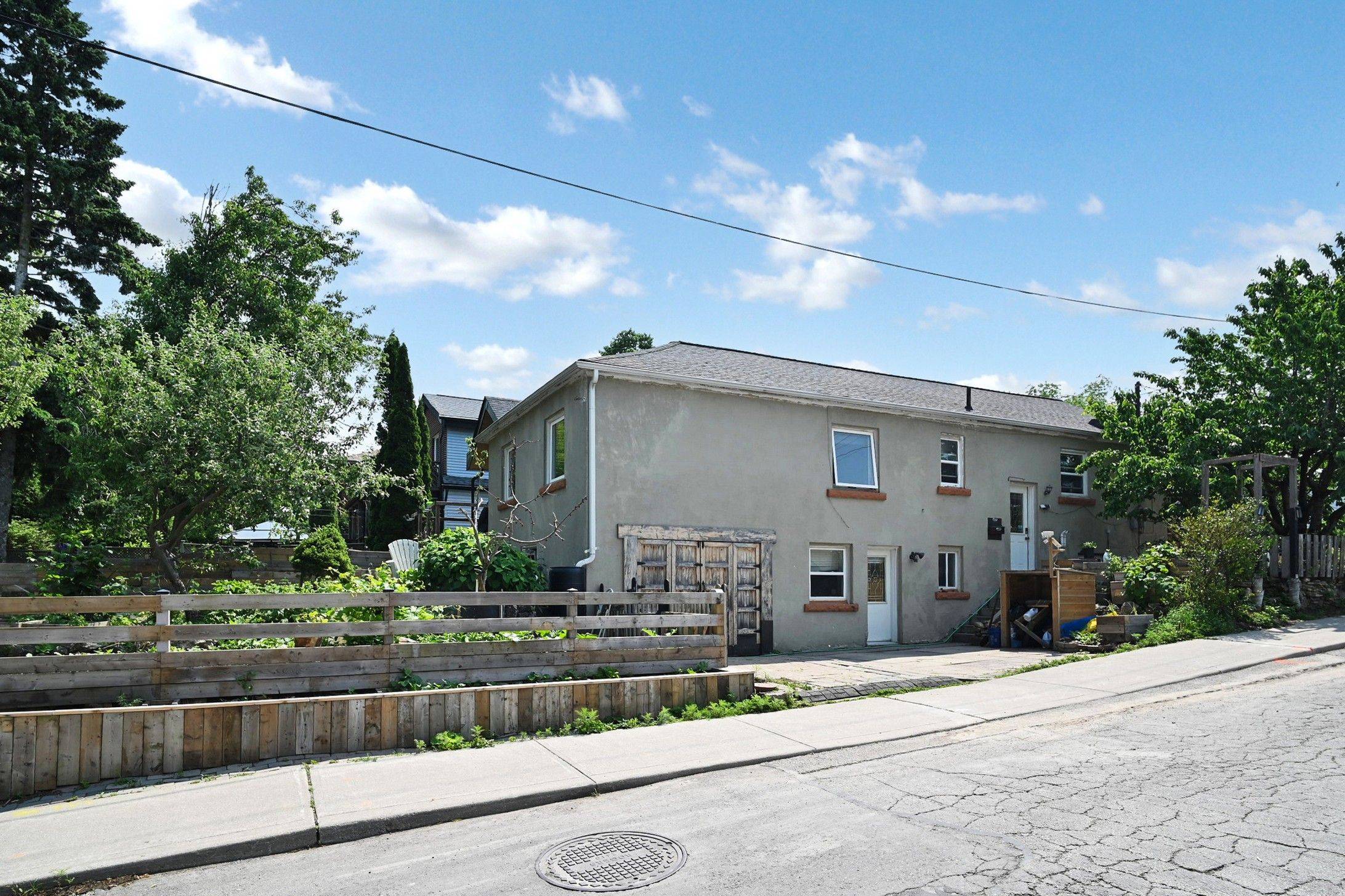 Toronto E03, ON M4C 2X1,982 Cosburn AVE