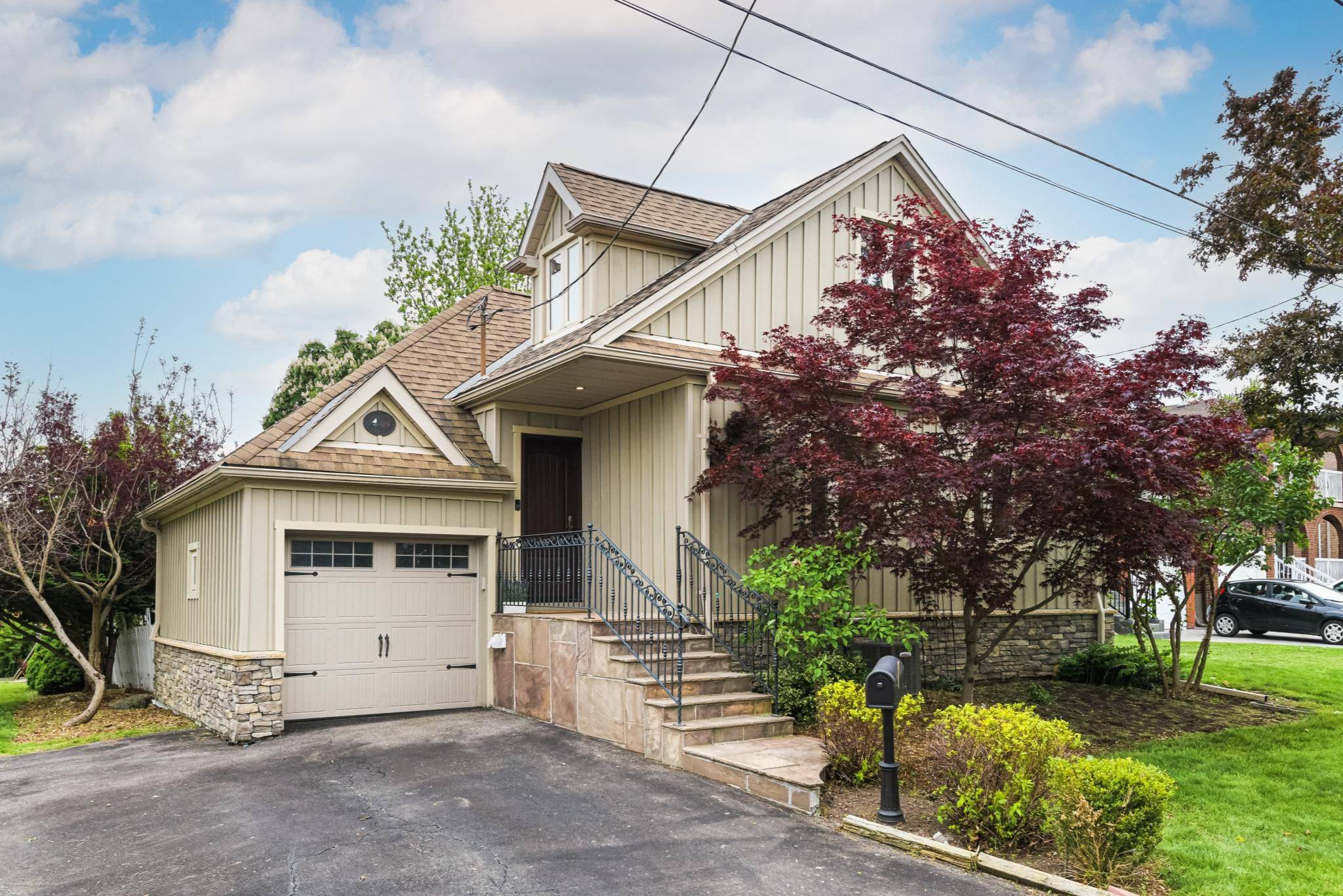 69 Lilac AVE, Toronto W05, ON M9M 1G4