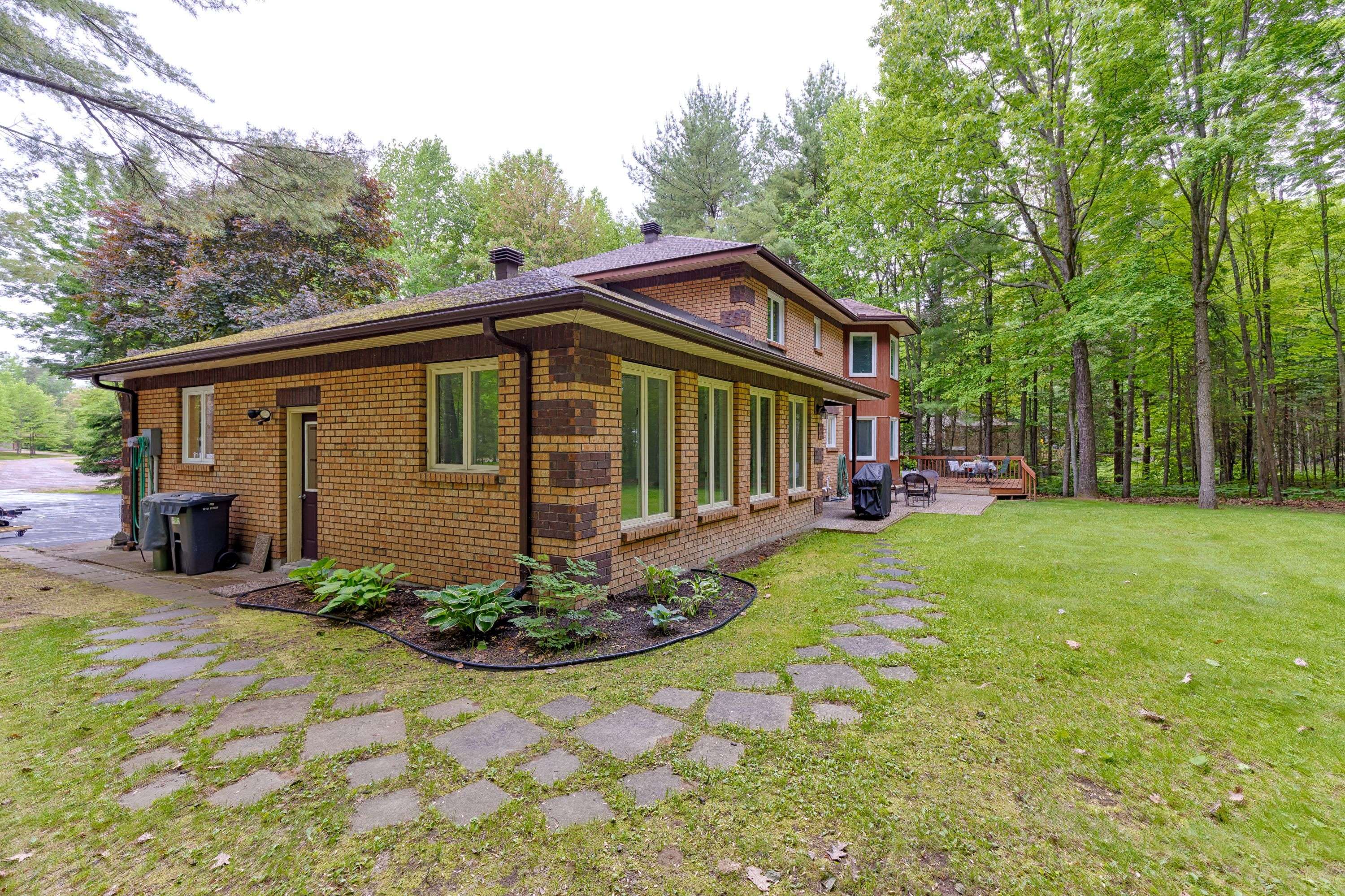 Petawawa, ON K8H 3E2,13 Country LN