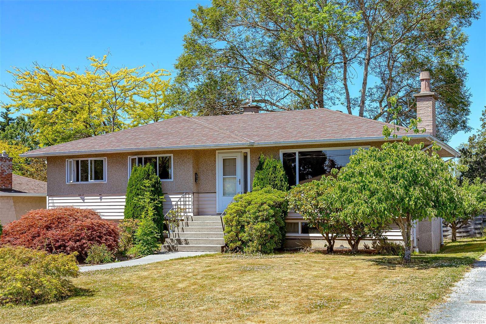 1760 Mortimer St, Saanich, BC V8P 3B1