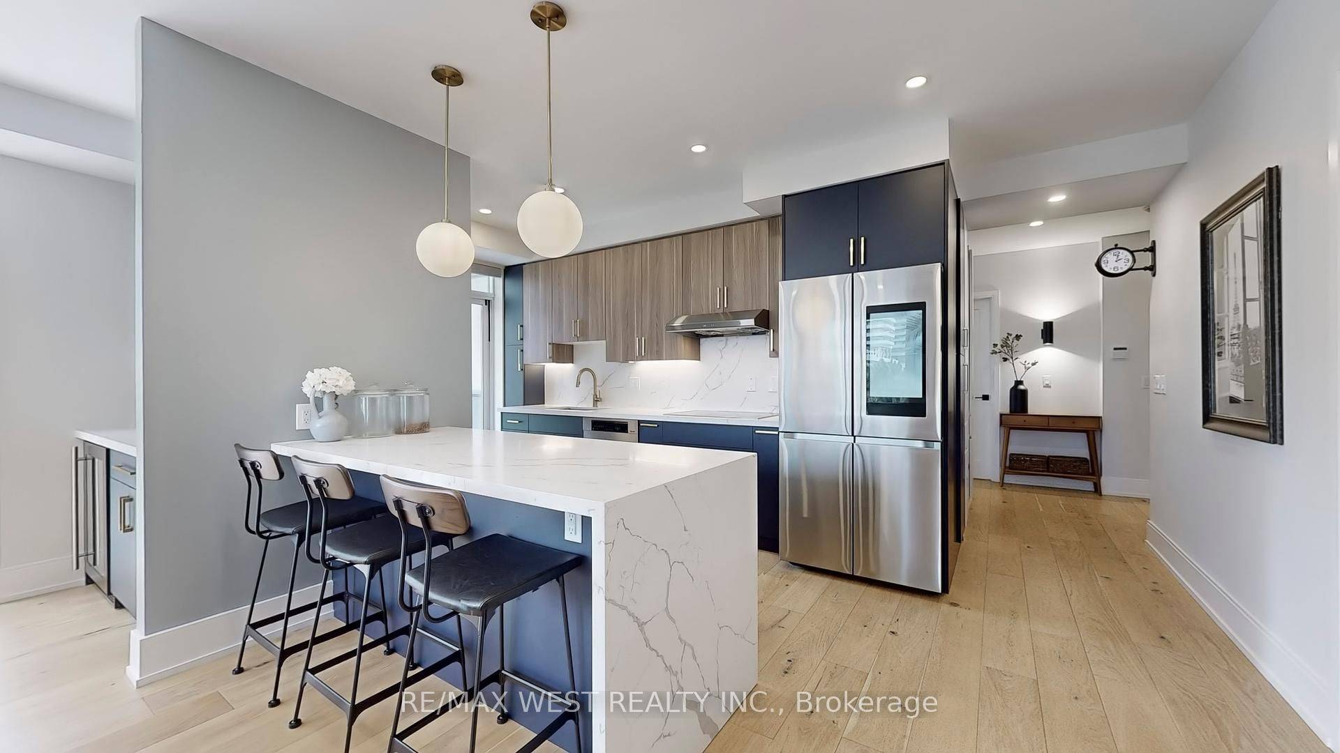 Toronto C10, ON M4P 1R2,70 Roehampton AVE #314
