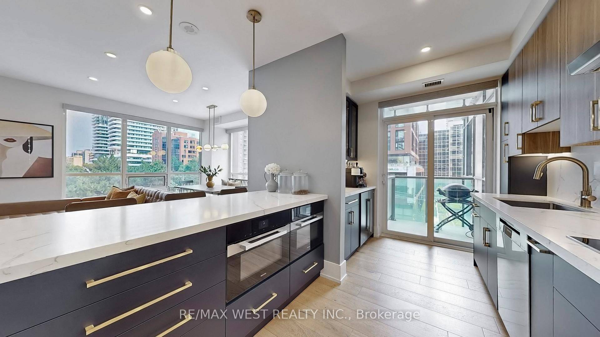 Toronto C10, ON M4P 1R2,70 Roehampton AVE #314