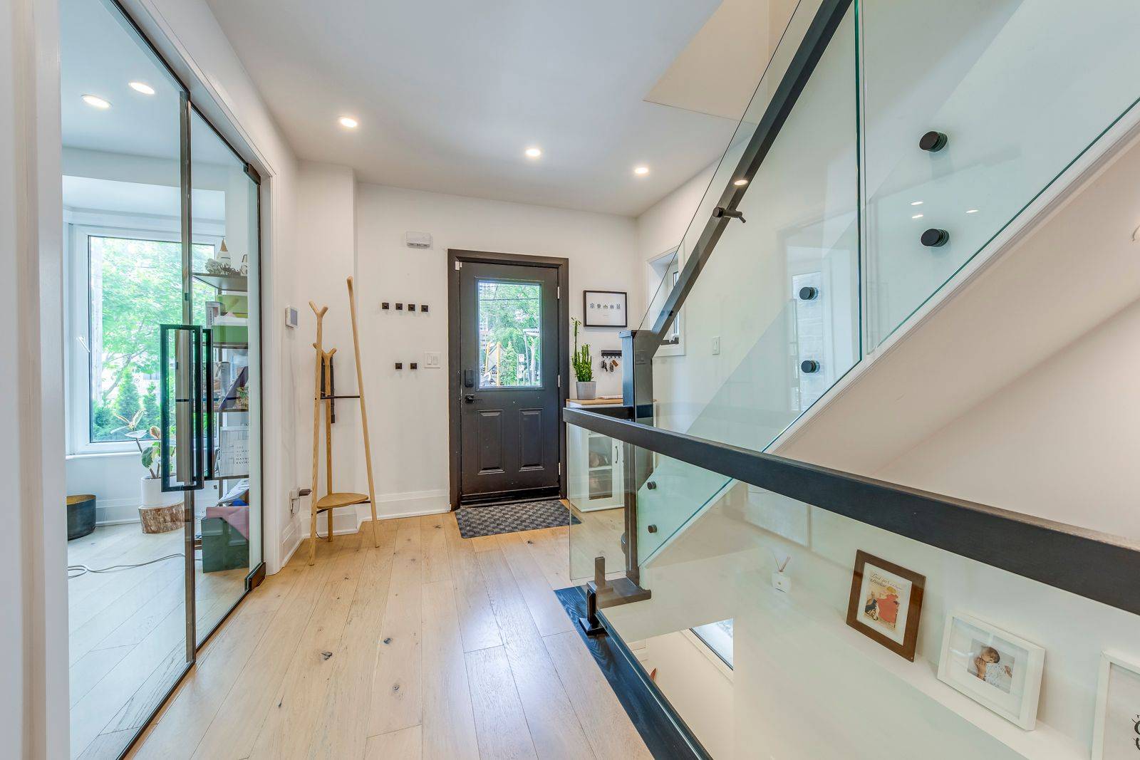 Toronto C10, ON M4S 1V5,93 Soudan AVE