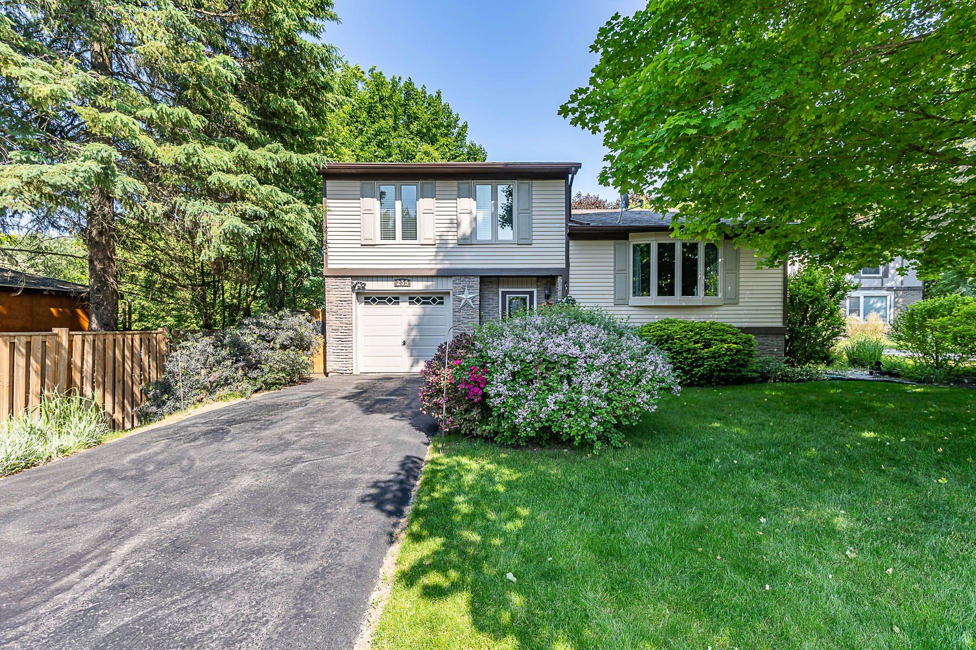 Newmarket, ON L3Y 5L1,235 Hibiscus CT