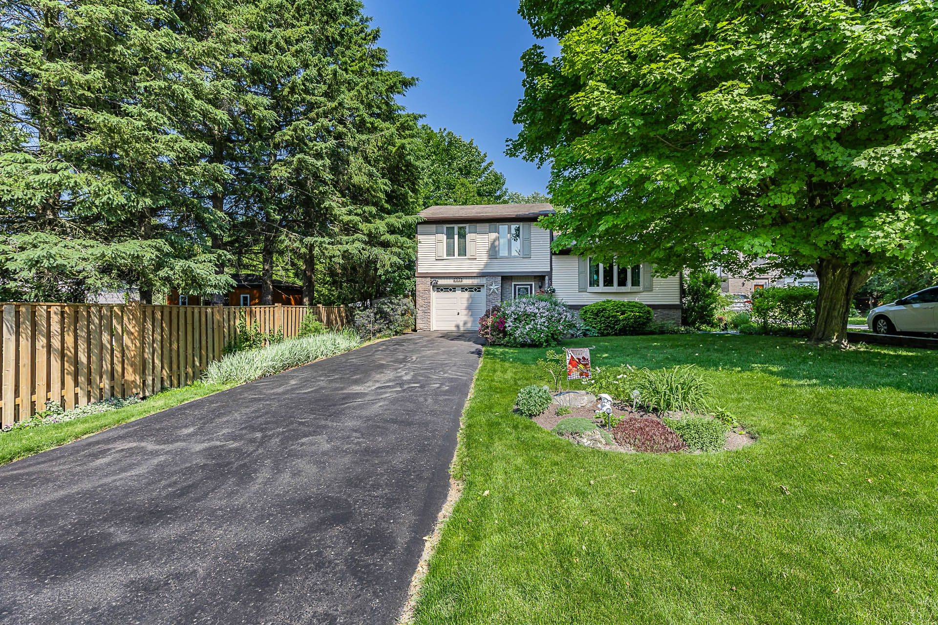 Newmarket, ON L3Y 5L1,235 Hibiscus CT