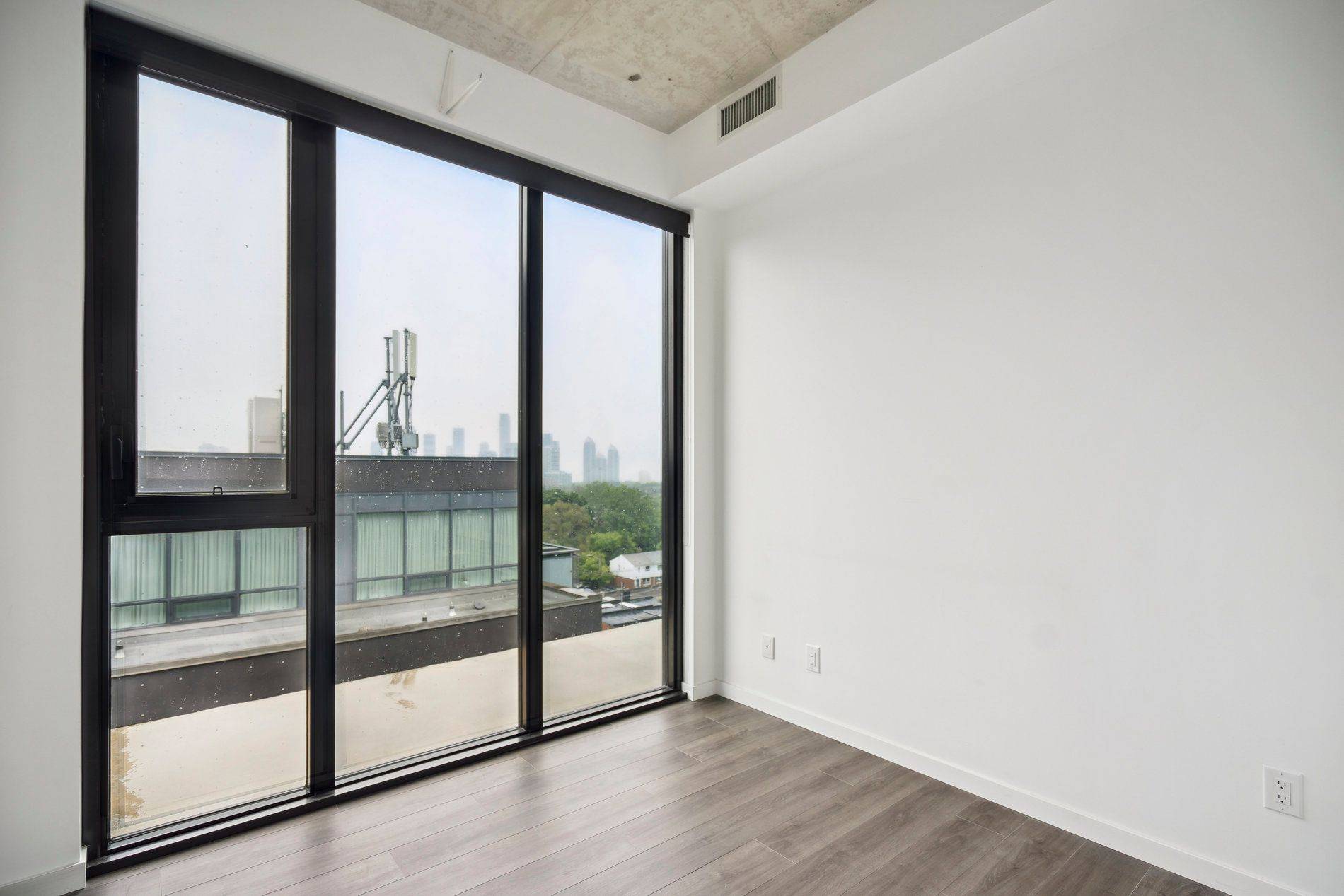 Toronto W07, ON M8Z 0G3,7 Smith CRES #808