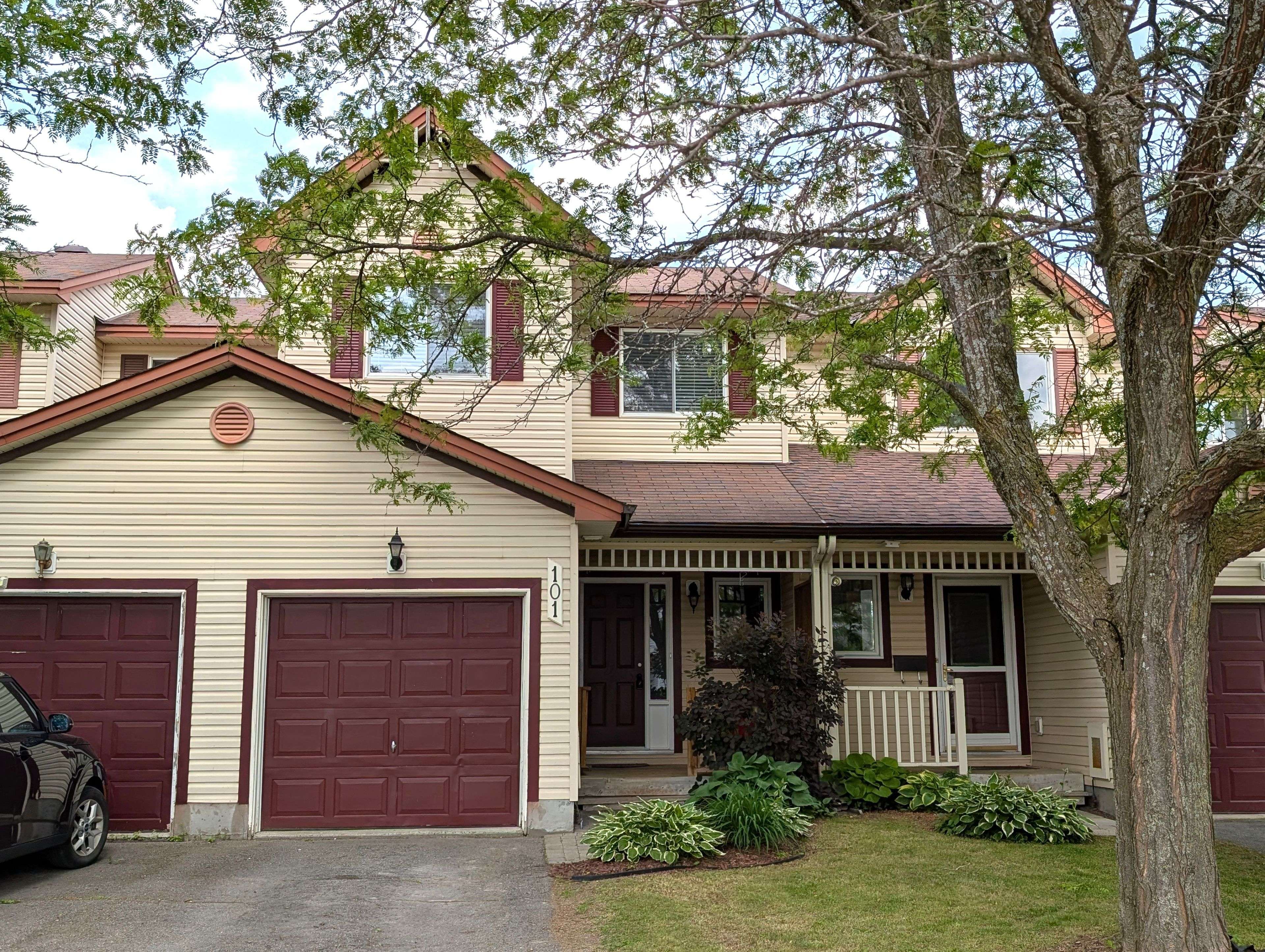 101 Crampton DR, Carleton Place, ON K7C 4P8