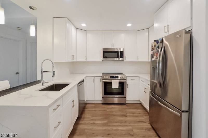 Rahway City, NJ 07065,1 Carriage City Plz #509