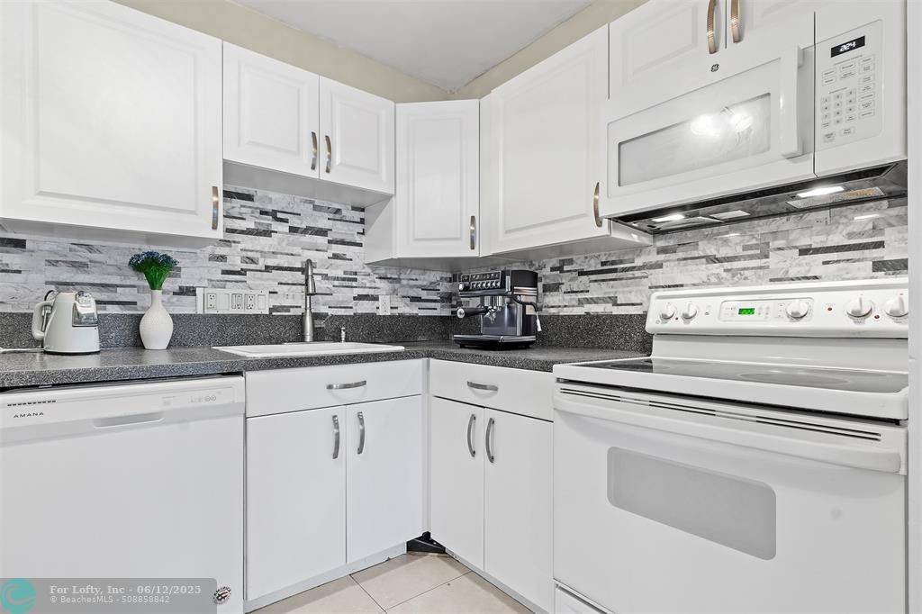 Pompano Beach, FL 33060,751 Pine Dr  #204