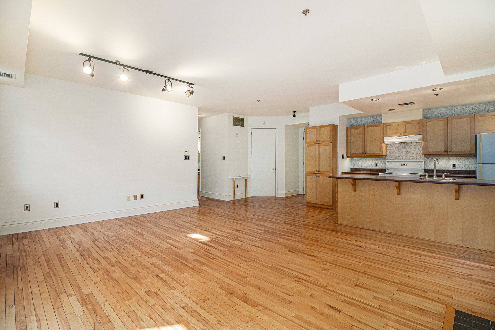 Ottawa Centre, ON K2P 1A6,400 Mcleod ST #104