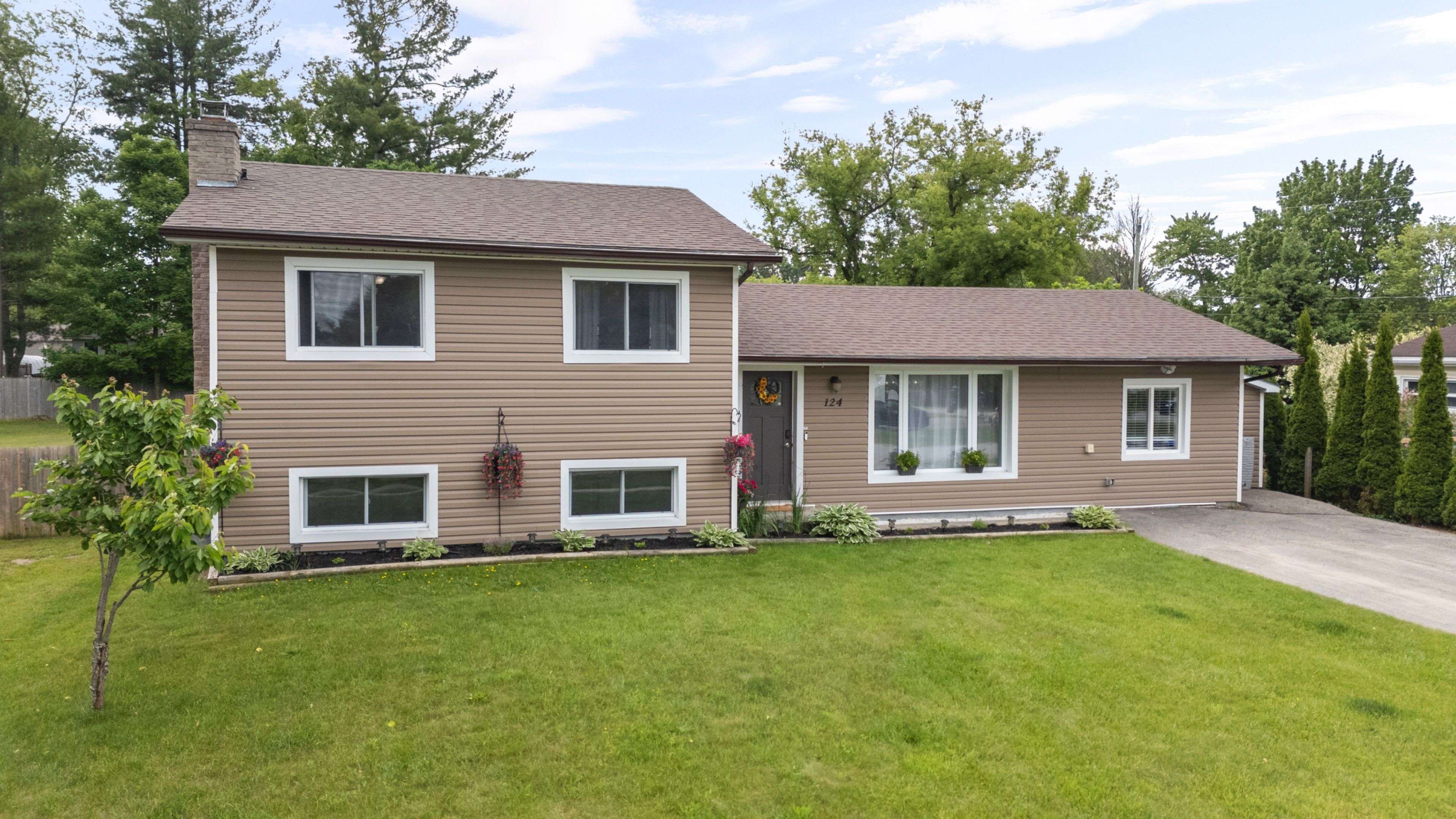 124 Sydenham ST, Essa, ON L0M 1B0
