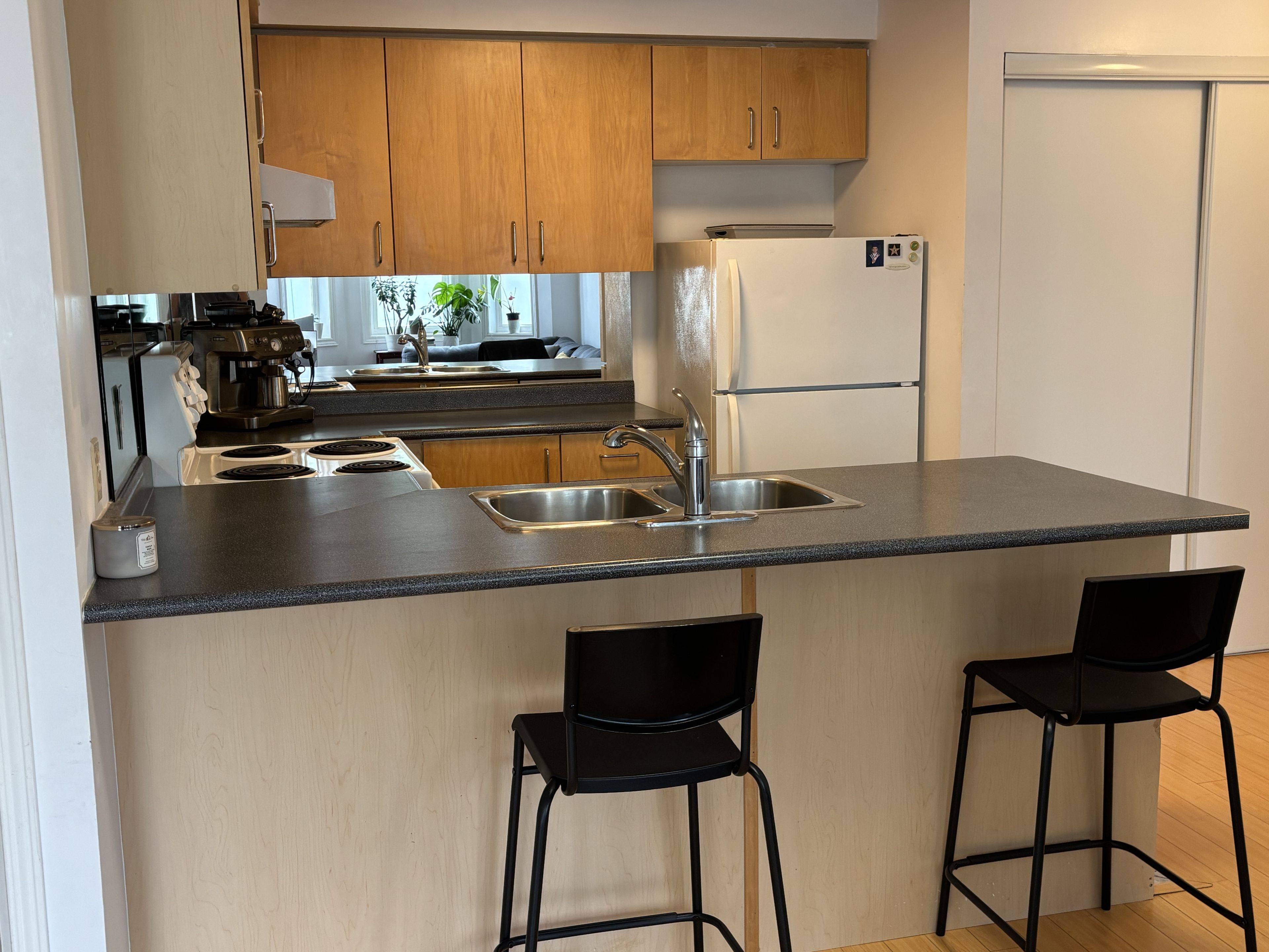 Toronto W04, ON M6A 3E7,760 Lawrence AVE W #197